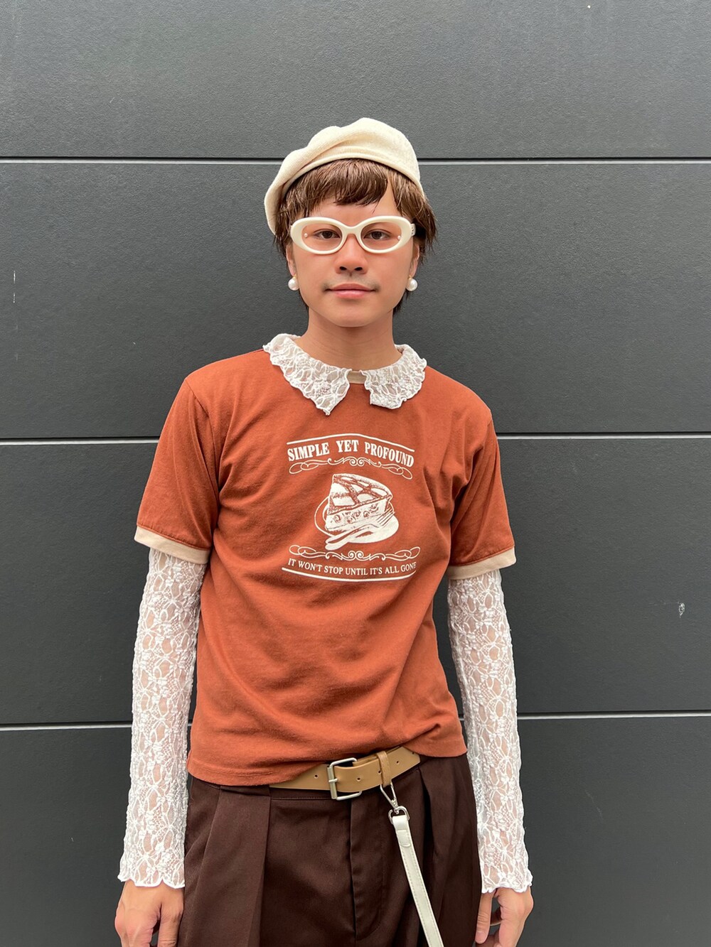 ブラウン系のTシャツ/カットソー、ホワイト系のソックス/靴下、ホワイト系のハンチング/ベレー帽を着用したメンズの秋コーディネートの4枚目の写真