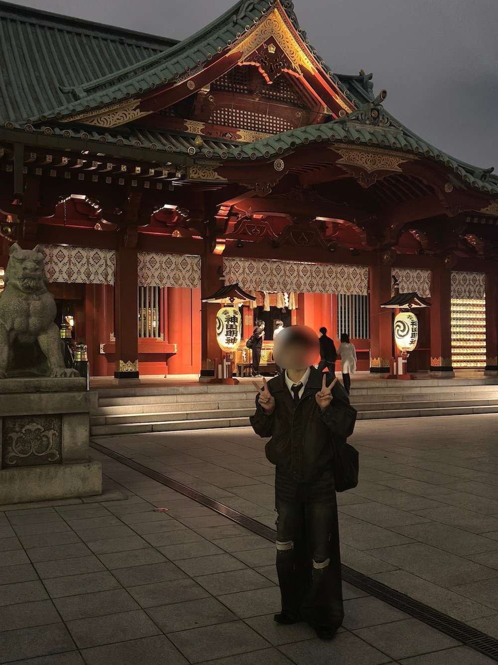 ブラック系のブルゾン、ブルー系のデニムパンツ、ブラック系のネクタイを着用したメンズの春コーディネートの2枚目の写真