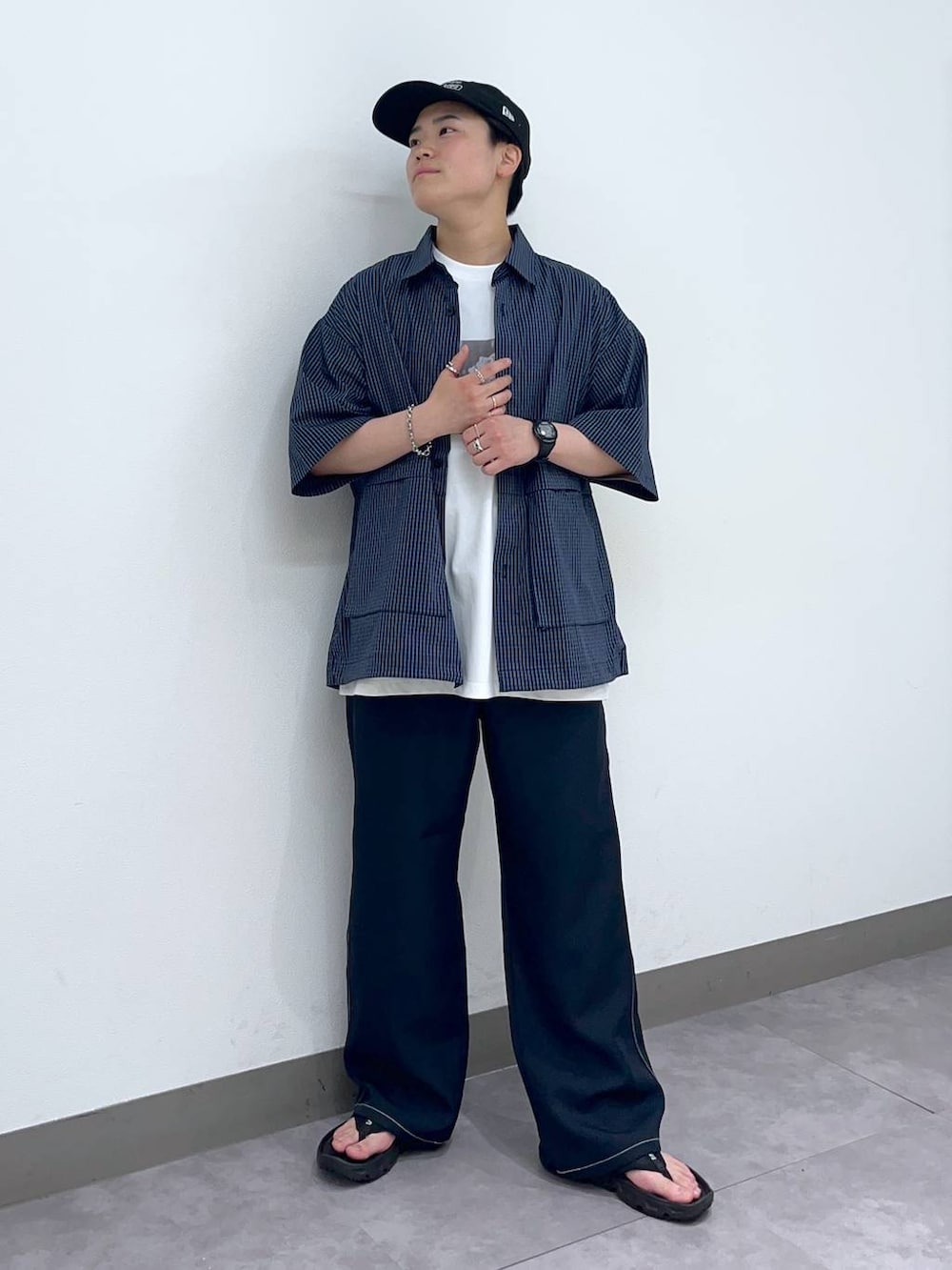 「低身長、個性派、デート/ロマンティック、差し色コーデ、高見え、ラフ、リラックス、ベーシック/シンプル、オーバーサイズ、ワイドパンツ、ロンT、Tシャツ、シャツ、キャップ、スニーカー」|「RAGEBLUEのデザインメタルリング(リング、その他)」を使った、shuさん(メンズ・159cm)の夏コーディネートの2枚目の写真