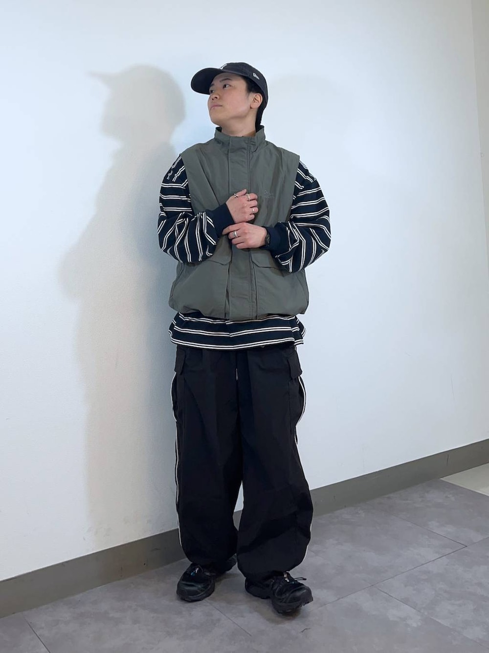 「低身長、個性派、ラフ、デート/ロマンティック、差し色コーデ、高見え、リラックス、ベーシック/シンプル、オーバーサイズ、ワイドパンツ、ロンT、Tシャツ、シャツ、カーディガン、ニット」｜「RAGEBLUEの【Healthknit/ヘルスニット】シンカー無地3Pソックス（ソックス/靴下、その他）」を使った、shuさん（メンズ・159cm）の冬コーディネートの4枚目の写真