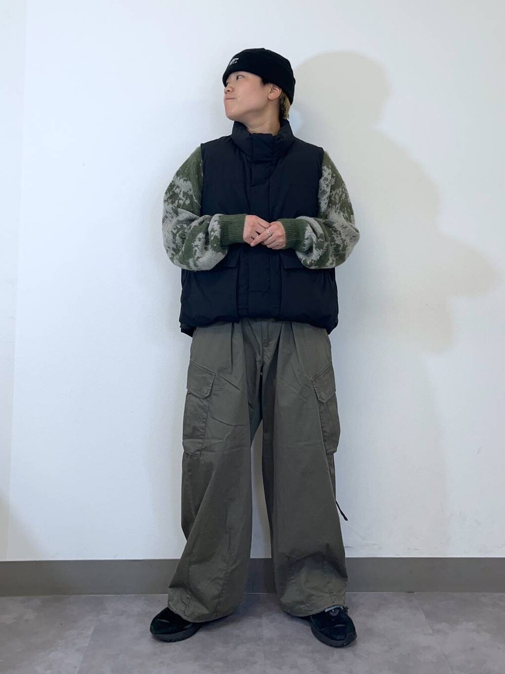「低身長、個性派、ラフ、デート/ロマンティック、差し色コーデ、高見え、リラックス、ベーシック/シンプル、オーバーサイズ、ワイドパンツ、ロンT、スウェット、パーカー、ベスト、キャップ」｜「RAGEBLUEのM-65 German military wide straight cargo pants/M-65 ストレートジャーマンバギーミリタリーカーゴパンツ（カーゴパンツ、グリーン系）」を使った、shuさん（メンズ・159cm）の秋コーディネートの6枚目の写真