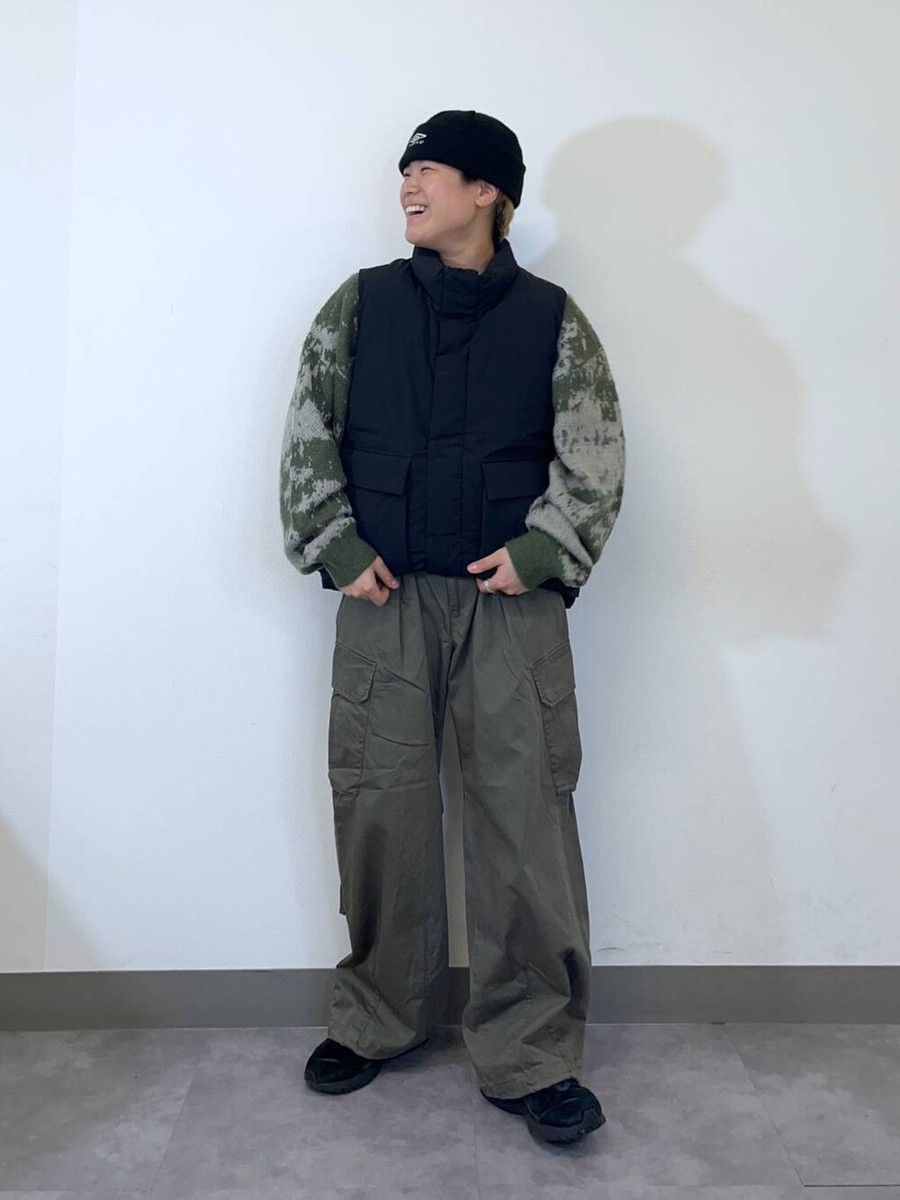 「低身長、個性派、ラフ、デート/ロマンティック、差し色コーデ、高見え、リラックス、ベーシック/シンプル、オーバーサイズ、ワイドパンツ、ロンT、スウェット、パーカー、ベスト、キャップ」｜「RAGEBLUEのM-65 German military wide straight cargo pants/M-65 ストレートジャーマンバギーミリタリーカーゴパンツ（カーゴパンツ、グリーン系）」を使った、shuさん（メンズ・159cm）の秋コーディネートの3枚目の写真