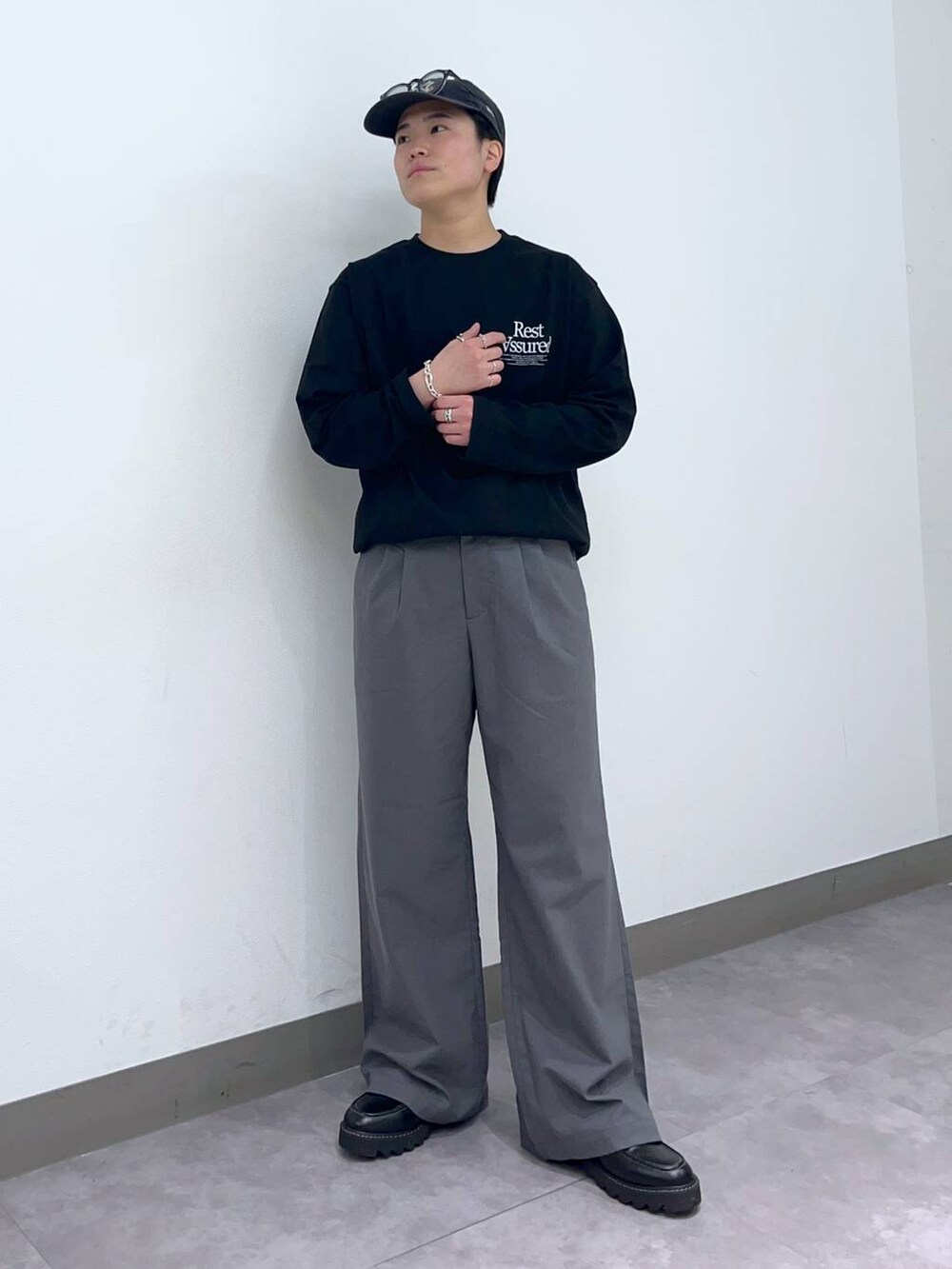 「高見え、リラックス、ベーシック/シンプル、オーバーサイズ、低身長、個性派、ラフ、デート/ロマンティック、差し色コーデ、ワイドパンツ、ロンT、Tシャツ、シャツ、カーディガン、ニット」|「RAGEBLUEのTRストレッチ/バギーワイドパンツ/スラックス(スラックス、グレー系)」を使った、shuさん(メンズ・159cm)の春コーディネートの6枚目の写真