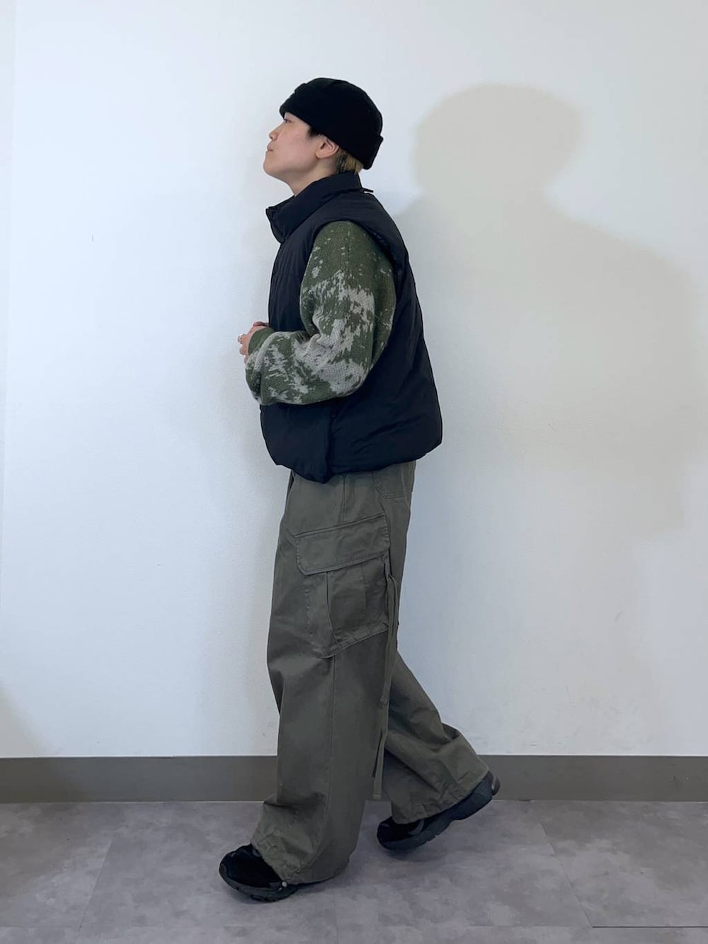 「低身長、個性派、ラフ、デート/ロマンティック、差し色コーデ、高見え、リラックス、ベーシック/シンプル、オーバーサイズ、ワイドパンツ、ロンT、スウェット、パーカー、ベスト、キャップ」｜「RAGEBLUEのM-65 German military wide straight cargo pants/M-65 ストレートジャーマンバギーミリタリーカーゴパンツ（カーゴパンツ、グリーン系）」を使った、shuさん（メンズ・159cm）の秋コーディネートの4枚目の写真