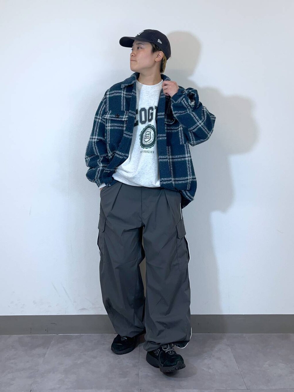 グレー系のカーゴパンツ、ブルー系のシャツ/ブラウス、その他のスウェットを着用したメンズの秋コーディネートの4枚目の写真