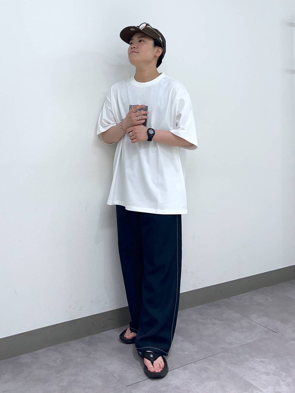 「夏コーデ、低身長、個性派、ラフ、デート/ロマンティック、差し色コーデ、高見え、リラックス、ベーシック/シンプル、オーバーサイズ、ワイドパンツ、ロンT、Tシャツ、シャツ、キャップ」|「RAGEBLUEのデザインメタルリング(リング、その他)」を使った、shuさん(メンズ・159cm)の夏コーディネートの3枚目の写真