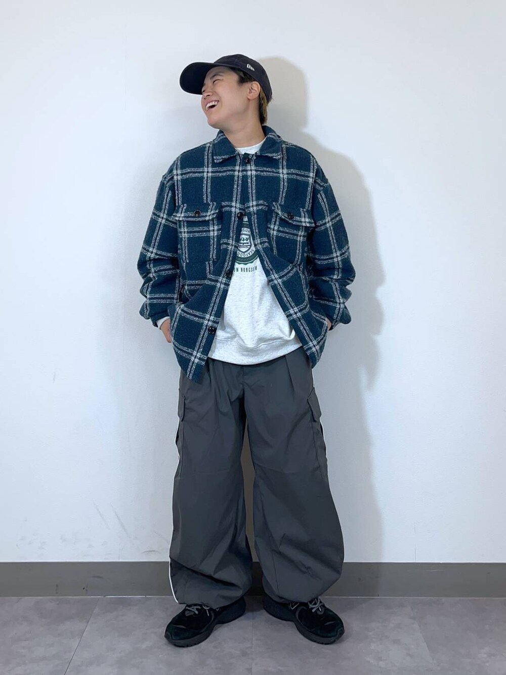 グレー系のカーゴパンツ、ブルー系のシャツ/ブラウス、その他のスウェットを着用したメンズの秋コーディネートの3枚目の写真