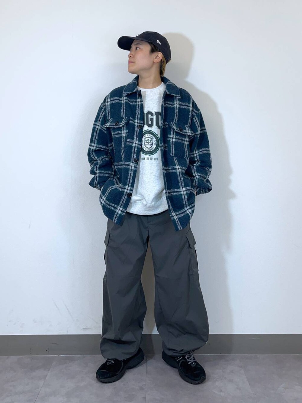 グレー系のカーゴパンツ、ブルー系のシャツ/ブラウス、その他のスウェットを着用したメンズの秋コーディネートの2枚目の写真