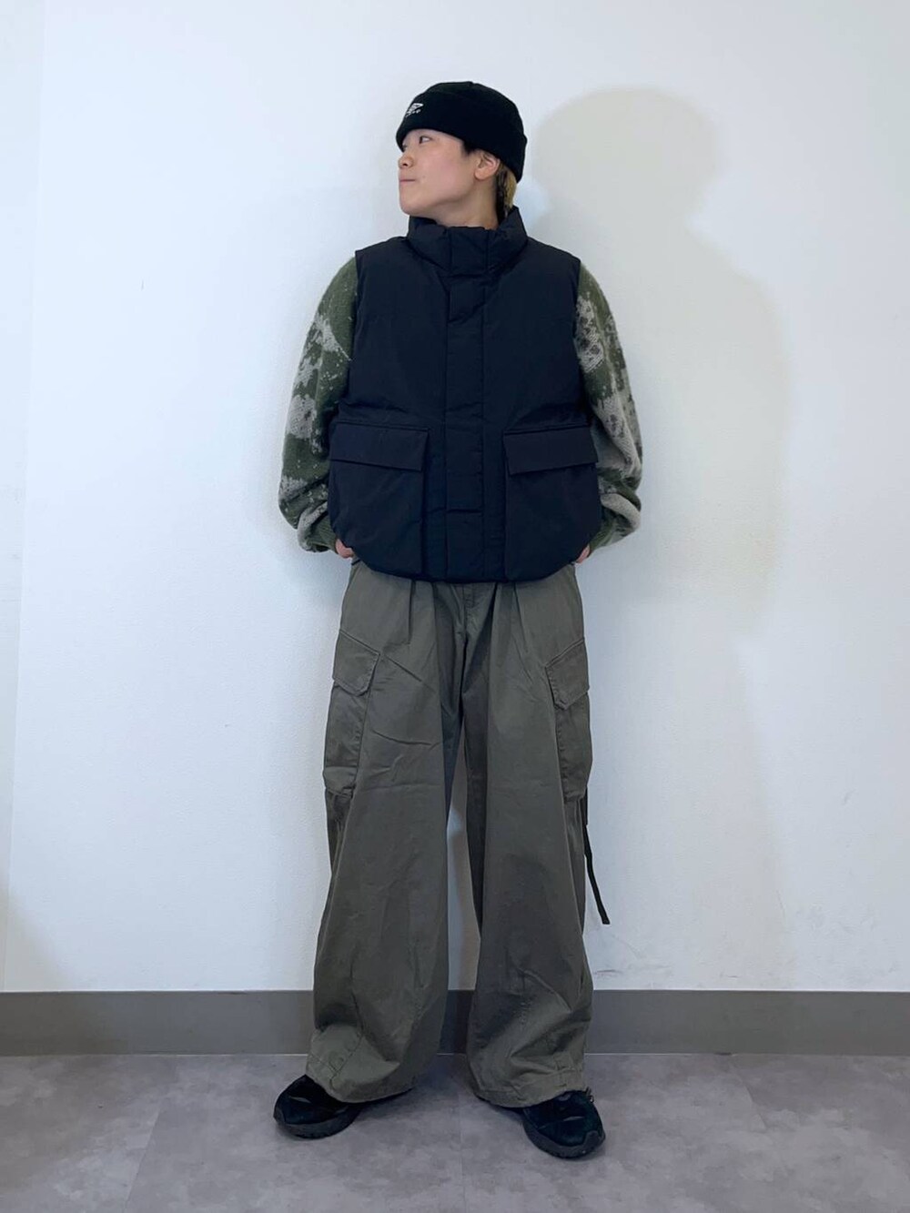 「低身長、個性派、ラフ、デート/ロマンティック、差し色コーデ、高見え、リラックス、ベーシック/シンプル、オーバーサイズ、ワイドパンツ、ロンT、スウェット、パーカー、ベスト、キャップ」｜「RAGEBLUEのM-65 German military wide straight cargo pants/M-65 ストレートジャーマンバギーミリタリーカーゴパンツ（カーゴパンツ、グリーン系）」を使った、shuさん（メンズ・159cm）の秋コーディネートの2枚目の写真
