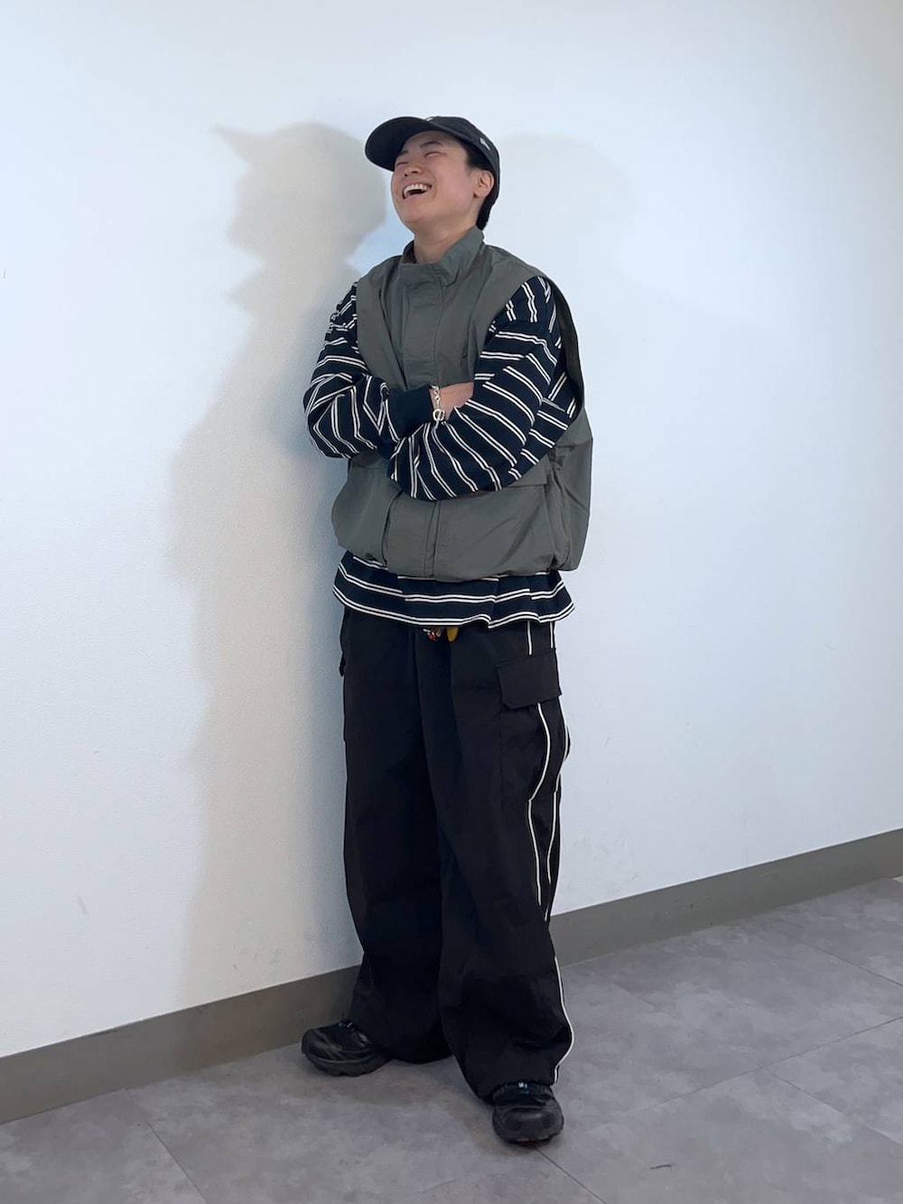 「低身長、個性派、ラフ、デート/ロマンティック、差し色コーデ、高見え、リラックス、ベーシック/シンプル、オーバーサイズ、ワイドパンツ、ロンT、Tシャツ、シャツ、ニット、カジュアル」|「RAGEBLUEの【Healthknit/ヘルスニット】シンカー無地3Pソックス(ソックス/靴下、その他)」を使った、shuさん(メンズ・159cm)の冬コーディネートの6枚目の写真