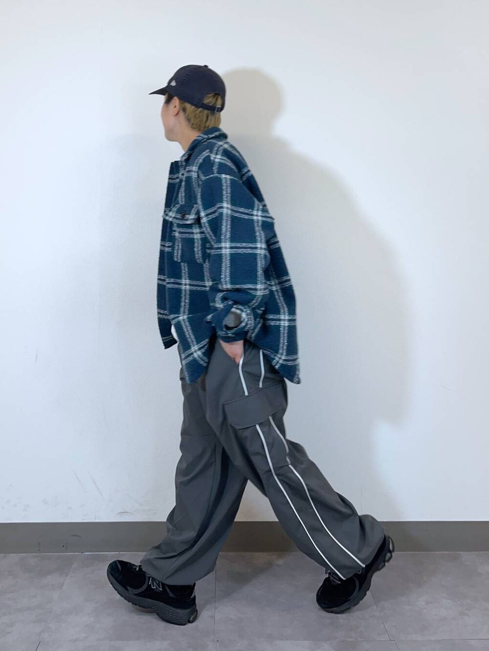 グレー系のカーゴパンツ、ブルー系のシャツ/ブラウス、その他のスウェットを着用したメンズの秋コーディネートの5枚目の写真