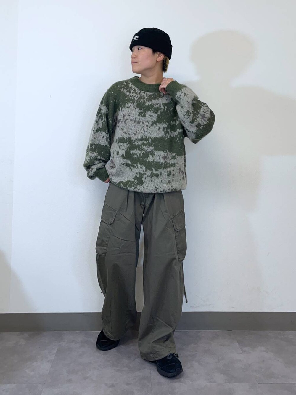 「低身長、個性派、ラフ、デート/ロマンティック、差し色コーデ、高見え、リラックス、ベーシック/シンプル、オーバーサイズ、ワイドパンツ、ロンT、スウェット、パーカー、ベスト、キャップ」｜「RAGEBLUEのM-65 German military wide straight cargo pants/M-65 ストレートジャーマンバギーミリタリーカーゴパンツ（カーゴパンツ、グリーン系）」を使った、shuさん（メンズ・159cm）の秋コーディネートの5枚目の写真