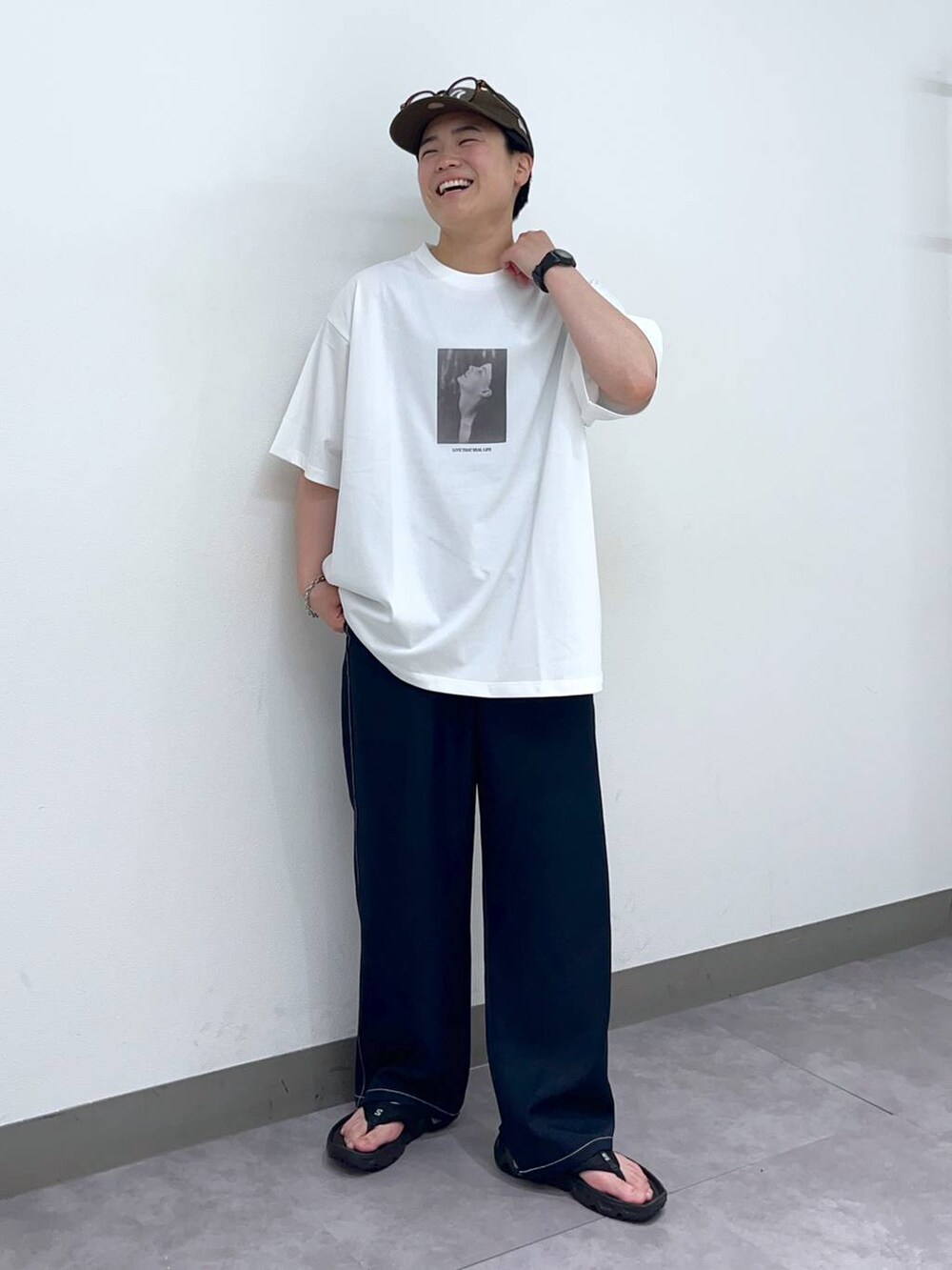 「低身長、個性派、デート/ロマンティック、差し色コーデ、高見え、ラフ、リラックス、ベーシック/シンプル、オーバーサイズ、ワイドパンツ、ロンT、Tシャツ、シャツ、キャップ、スニーカー」|「RAGEBLUEのデザインメタルリング(リング、その他)」を使った、shuさん(メンズ・159cm)の夏コーディネートの5枚目の写真