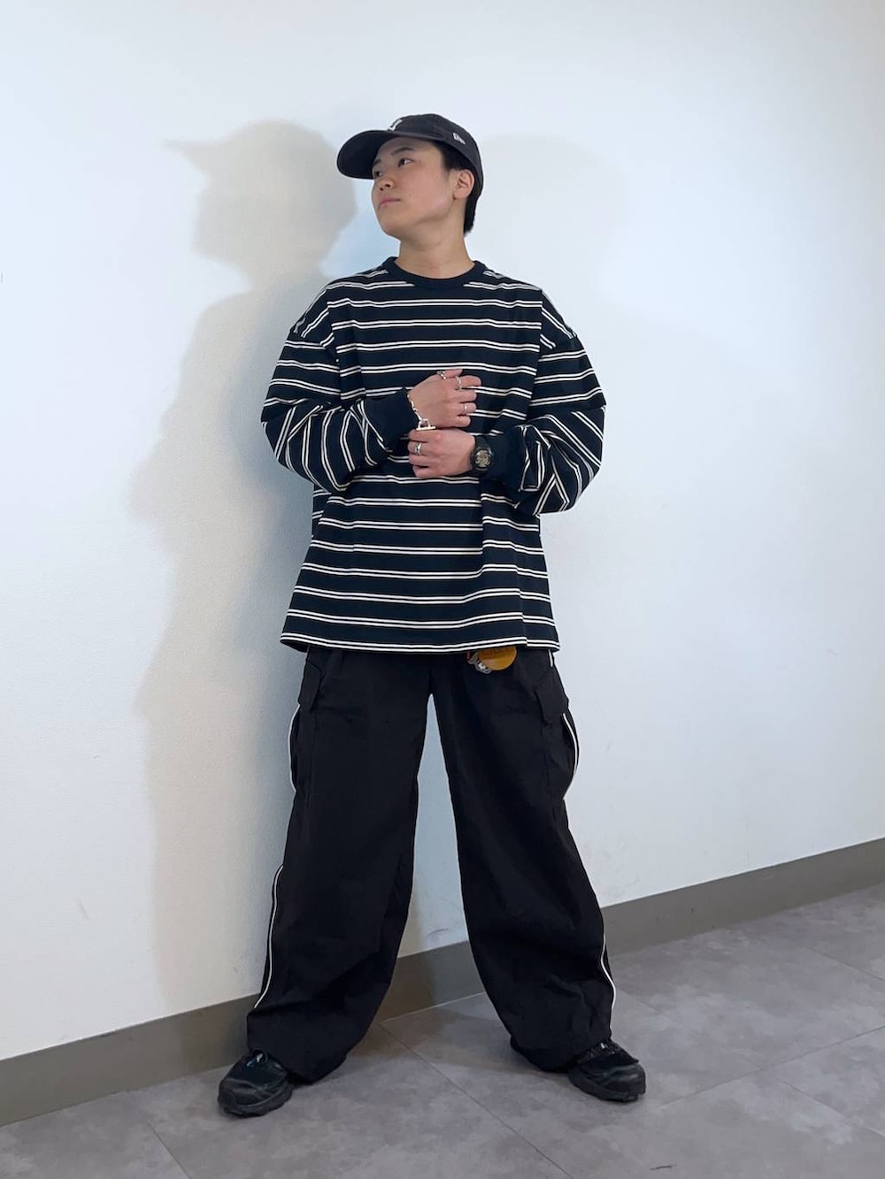 「低身長、個性派、ラフ、デート/ロマンティック、差し色コーデ、高見え、リラックス、ベーシック/シンプル、オーバーサイズ、ワイドパンツ、ロンT、Tシャツ、シャツ、ニット、カジュアル」|「RAGEBLUEの【Healthknit/ヘルスニット】シンカー無地3Pソックス(ソックス/靴下、その他)」を使った、shuさん(メンズ・159cm)の冬コーディネートの3枚目の写真