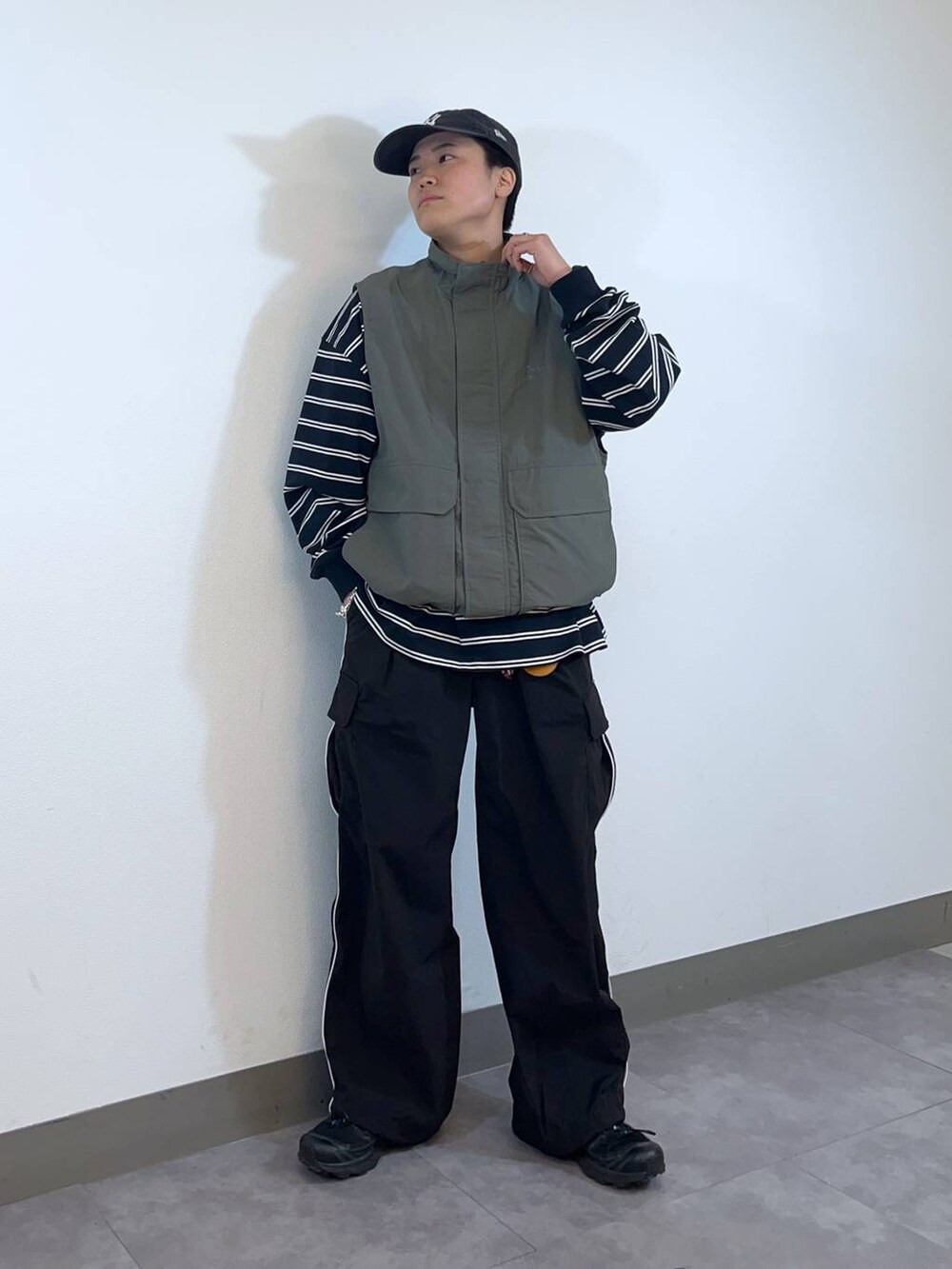 「低身長、個性派、ラフ、デート/ロマンティック、差し色コーデ、高見え、リラックス、ベーシック/シンプル、オーバーサイズ、ワイドパンツ、ロンT、Tシャツ、シャツ、ニット、カジュアル」|「RAGEBLUEの【Healthknit/ヘルスニット】シンカー無地3Pソックス(ソックス/靴下、その他)」を使った、shuさん(メンズ・159cm)の冬コーディネートの7枚目の写真