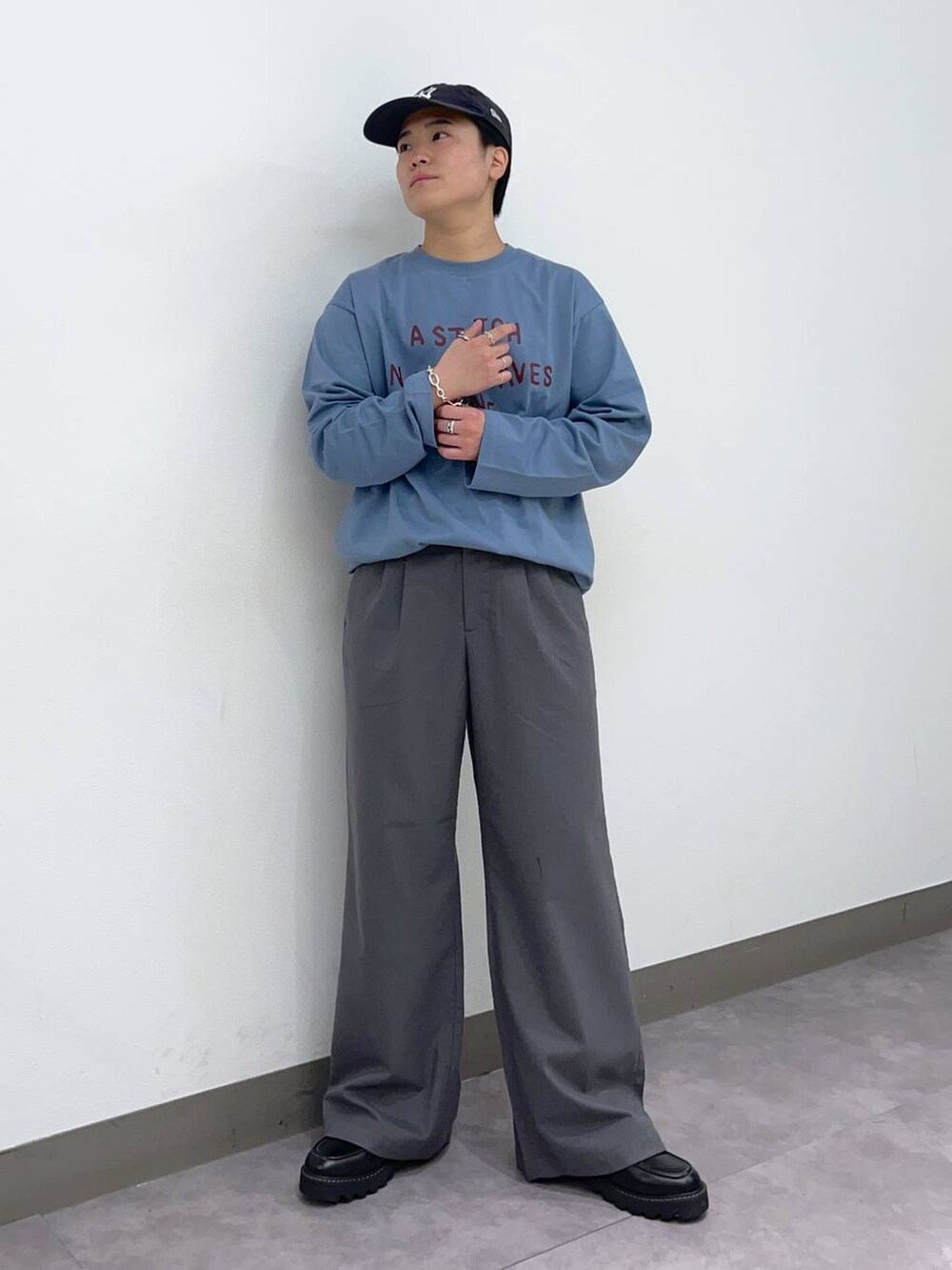 「デート/ロマンティック、差し色コーデ、高見え、リラックス、ベーシック/シンプル、個性派、ラフ、オーバーサイズ、ワイドパンツ、低身長、ロンT、Tシャツ、シャツ、カーディガン、ニット」|「RAGEBLUEのTRストレッチ/バギーワイドパンツ/スラックス(スラックス、グレー系)」を使った、shuさん(メンズ・159cm)の春コーディネートの6枚目の写真