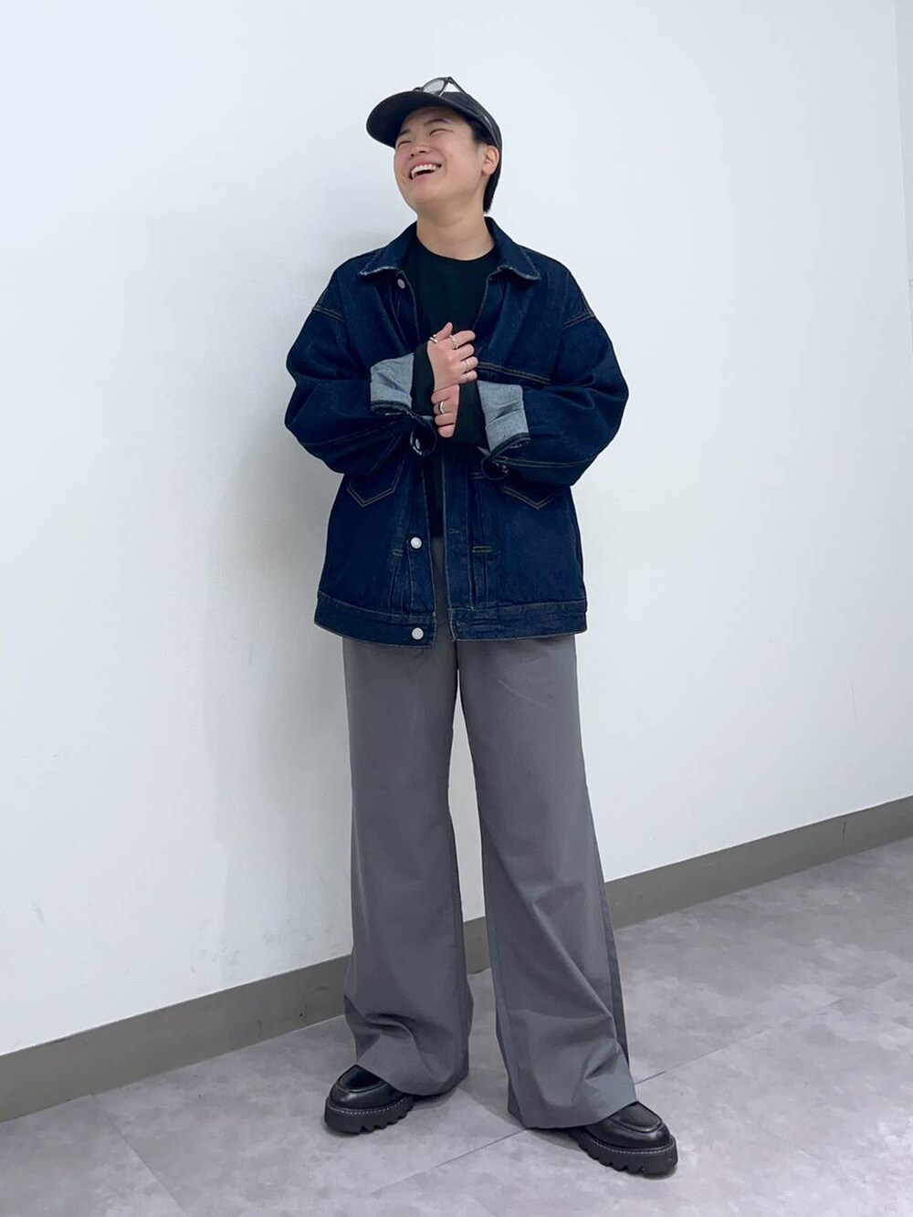 「高見え、リラックス、ベーシック/シンプル、オーバーサイズ、低身長、個性派、ラフ、デート/ロマンティック、差し色コーデ、ワイドパンツ、ロンT、Tシャツ、シャツ、カーディガン、ニット」|「RAGEBLUEのTRストレッチ/バギーワイドパンツ/スラックス(スラックス、グレー系)」を使った、shuさん(メンズ・159cm)の春コーディネートの4枚目の写真