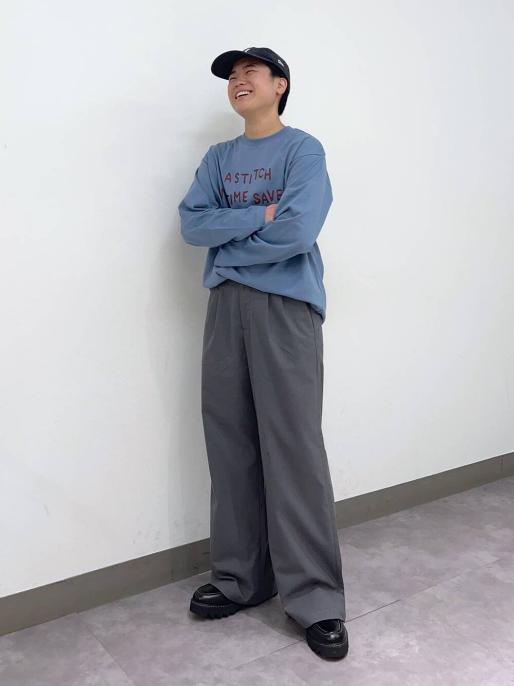 「デート/ロマンティック、差し色コーデ、高見え、リラックス、ベーシック/シンプル、個性派、ラフ、オーバーサイズ、ワイドパンツ、低身長、ロンT、Tシャツ、シャツ、カーディガン、ニット」|「RAGEBLUEのTRストレッチ/バギーワイドパンツ/スラックス(スラックス、グレー系)」を使った、shuさん(メンズ・159cm)の春コーディネートの7枚目の写真