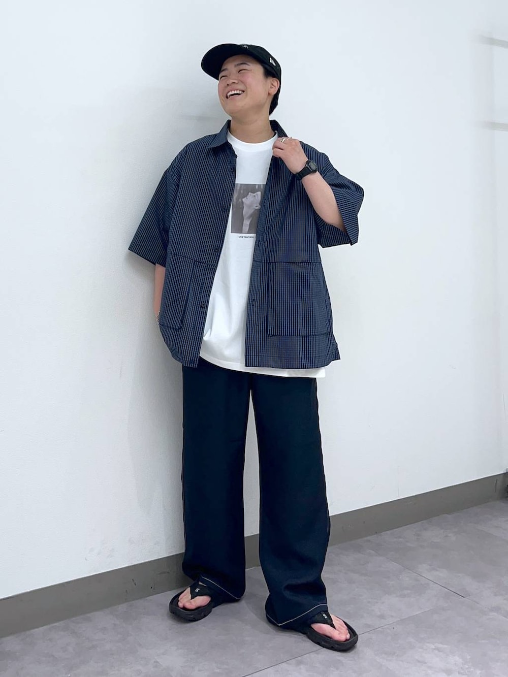 「夏コーデ、低身長、個性派、ラフ、デート/ロマンティック、差し色コーデ、高見え、リラックス、ベーシック/シンプル、オーバーサイズ、ワイドパンツ、ロンT、Tシャツ、シャツ、キャップ」|「RAGEBLUEのデザインメタルリング(リング、その他)」を使った、shuさん(メンズ・159cm)の夏コーディネートの4枚目の写真