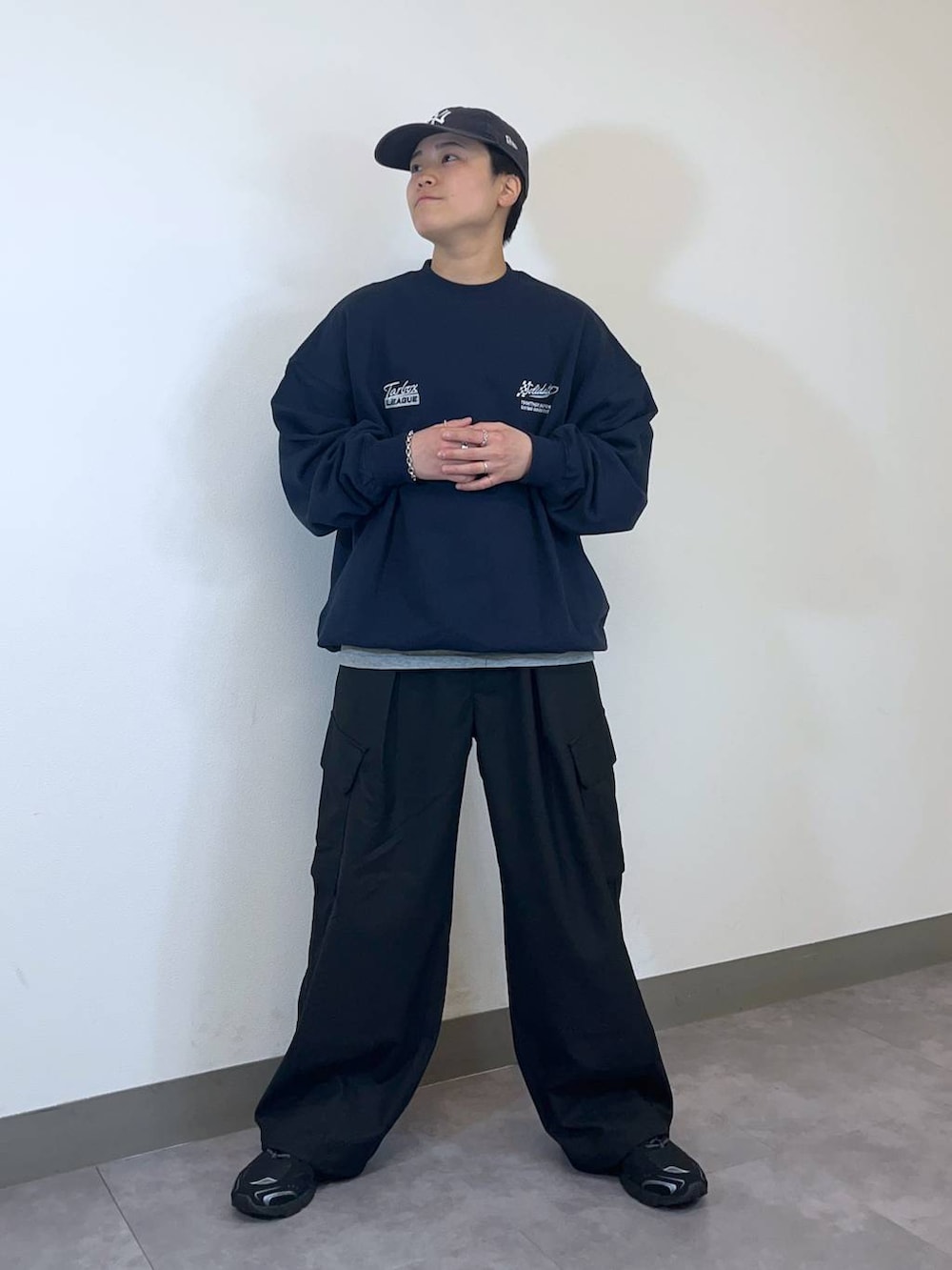 ブラック系のスニーカー、グリーン系のMA-1、ブラック系のスラックスを着用したメンズの冬コーディネートの6枚目の写真