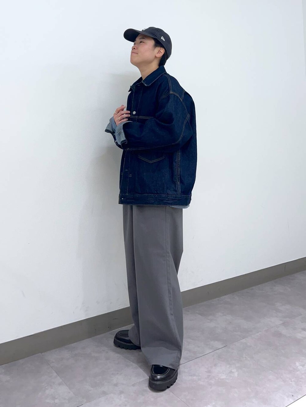 「デート/ロマンティック、差し色コーデ、高見え、リラックス、ベーシック/シンプル、個性派、ラフ、オーバーサイズ、ワイドパンツ、低身長、ロンT、Tシャツ、シャツ、カーディガン、ニット」|「RAGEBLUEのTRストレッチ/バギーワイドパンツ/スラックス(スラックス、グレー系)」を使った、shuさん(メンズ・159cm)の春コーディネートの4枚目の写真