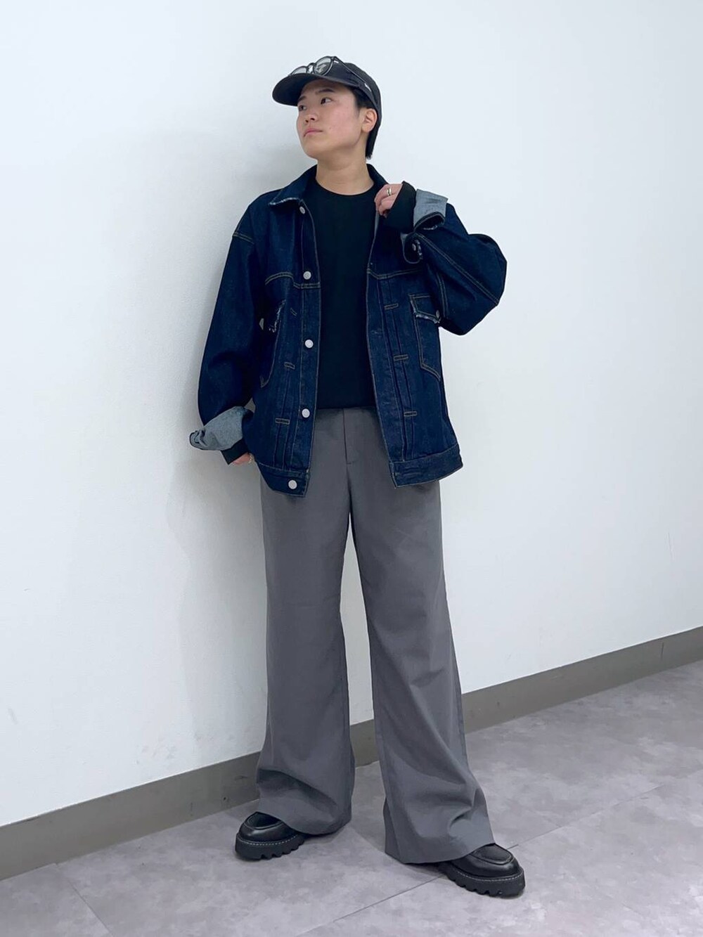 「高見え、リラックス、ベーシック/シンプル、オーバーサイズ、低身長、個性派、ラフ、デート/ロマンティック、差し色コーデ、ワイドパンツ、ロンT、Tシャツ、シャツ、カーディガン、ニット」|「RAGEBLUEのTRストレッチ/バギーワイドパンツ/スラックス(スラックス、グレー系)」を使った、shuさん(メンズ・159cm)の春コーディネートの2枚目の写真