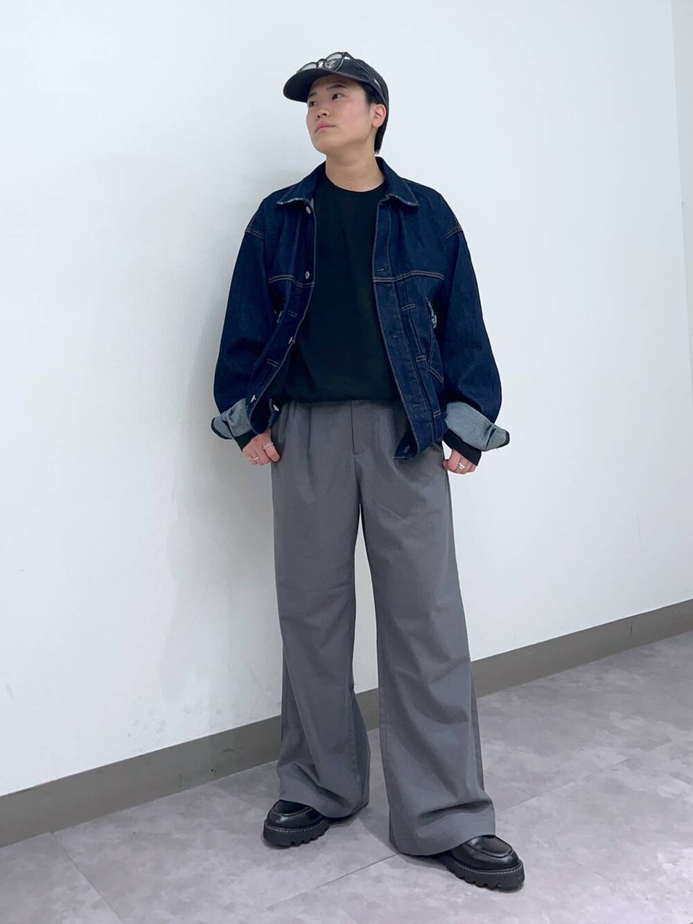 「高見え、リラックス、ベーシック/シンプル、オーバーサイズ、低身長、個性派、ラフ、デート/ロマンティック、差し色コーデ、ワイドパンツ、ロンT、Tシャツ、シャツ、カーディガン、ニット」|「RAGEBLUEのTRストレッチ/バギーワイドパンツ/スラックス(スラックス、グレー系)」を使った、shuさん(メンズ・159cm)の春コーディネートの3枚目の写真
