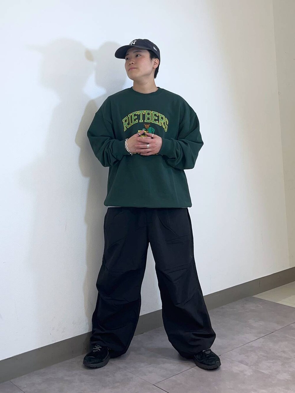 「低身長、個性派、ラフ、デート/ロマンティック、差し色コーデ、高見え、リラックス、ベーシック/シンプル、オーバーサイズ、ワイドパンツ、ロンT、Tシャツ、シャツ、カーディガン、ニット」｜「RAGEBLUEの【Healthknit/ヘルスニット】シンカー無地3Pソックス（ソックス/靴下、その他）」を使った、shuさん（メンズ・159cm）の冬コーディネートの4枚目の写真