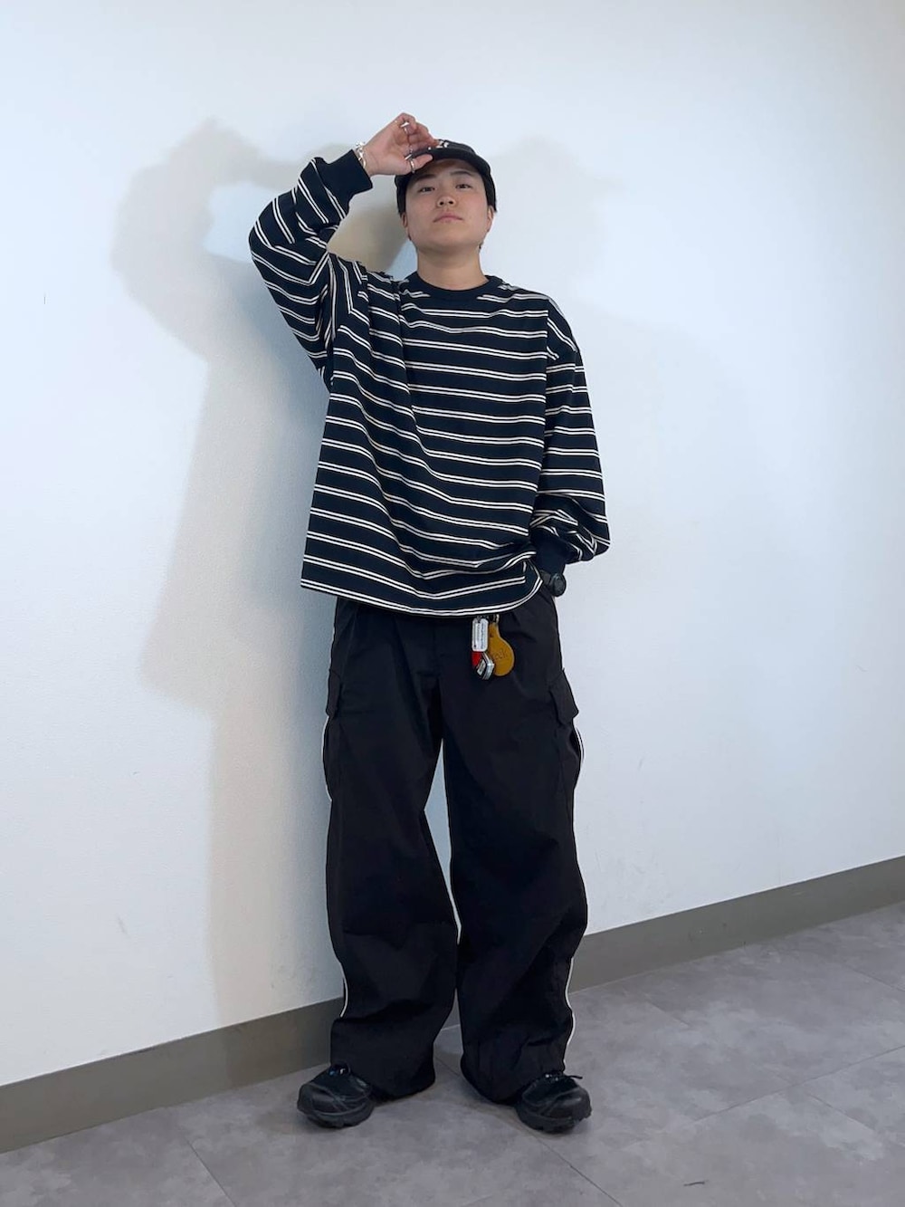 「低身長、個性派、ラフ、デート/ロマンティック、差し色コーデ、高見え、リラックス、ベーシック/シンプル、オーバーサイズ、ワイドパンツ、ロンT、Tシャツ、シャツ、ニット、カジュアル」|「RAGEBLUEの【Healthknit/ヘルスニット】シンカー無地3Pソックス(ソックス/靴下、その他)」を使った、shuさん(メンズ・159cm)の冬コーディネートの2枚目の写真
