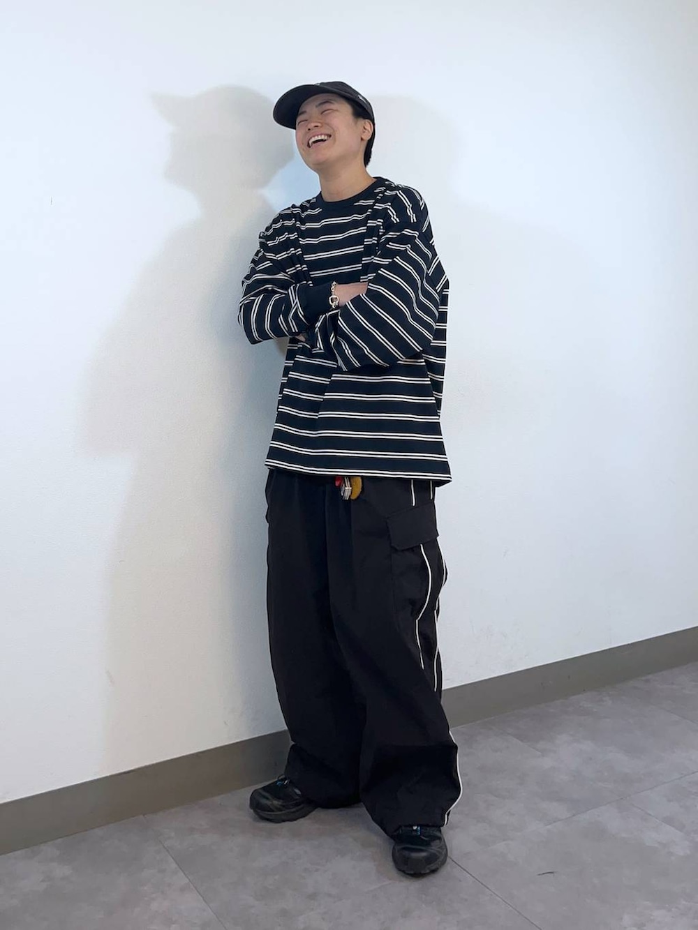 「低身長、個性派、ラフ、デート/ロマンティック、差し色コーデ、高見え、リラックス、ベーシック/シンプル、オーバーサイズ、ワイドパンツ、ロンT、Tシャツ、シャツ、ニット、カジュアル」|「RAGEBLUEの【Healthknit/ヘルスニット】シンカー無地3Pソックス(ソックス/靴下、その他)」を使った、shuさん(メンズ・159cm)の冬コーディネートの4枚目の写真