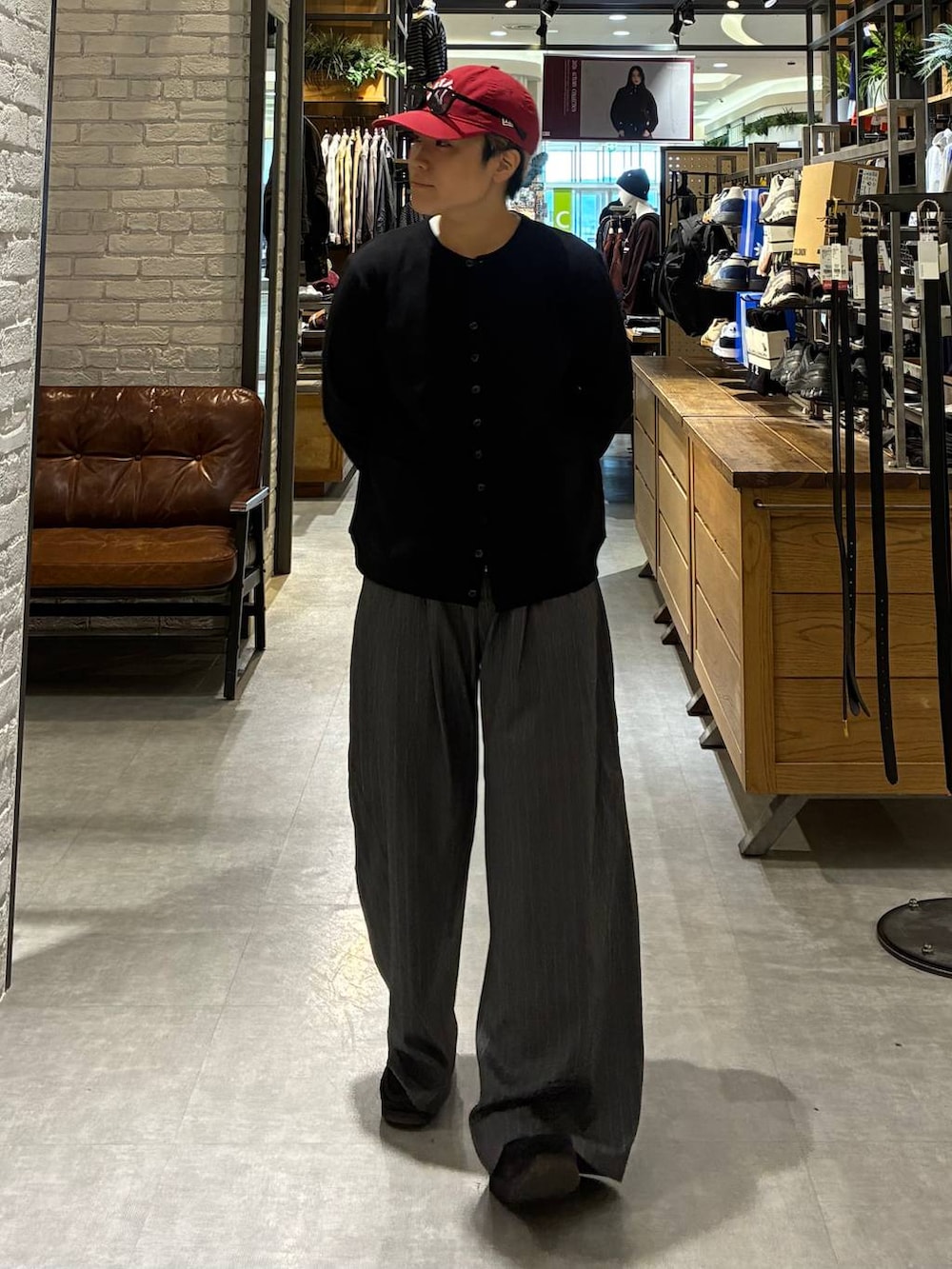 ホワイト系のTシャツ/カットソー、ブラック系のカーディガン/ボレロ、グレー系のスラックスを着用したメンズの秋コーディネートの2枚目の写真