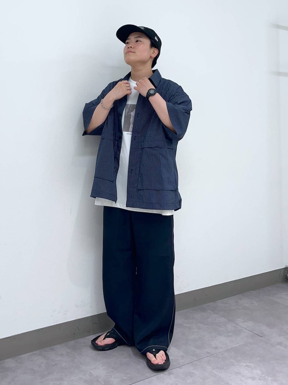 「夏コーデ、低身長、個性派、ラフ、デート/ロマンティック、差し色コーデ、高見え、リラックス、ベーシック/シンプル、オーバーサイズ、ワイドパンツ、ロンT、Tシャツ、シャツ、キャップ」|「RAGEBLUEのデザインメタルリング(リング、その他)」を使った、shuさん(メンズ・159cm)の夏コーディネートの6枚目の写真