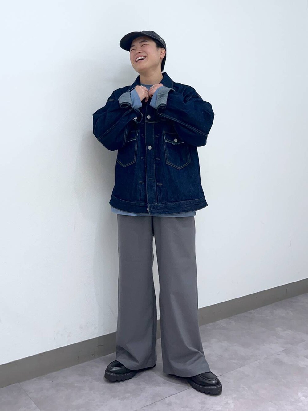 「デート/ロマンティック、差し色コーデ、高見え、リラックス、ベーシック/シンプル、個性派、ラフ、オーバーサイズ、ワイドパンツ、低身長、ロンT、Tシャツ、シャツ、カーディガン、ニット」|「RAGEBLUEのTRストレッチ/バギーワイドパンツ/スラックス(スラックス、グレー系)」を使った、shuさん(メンズ・159cm)の春コーディネートの2枚目の写真