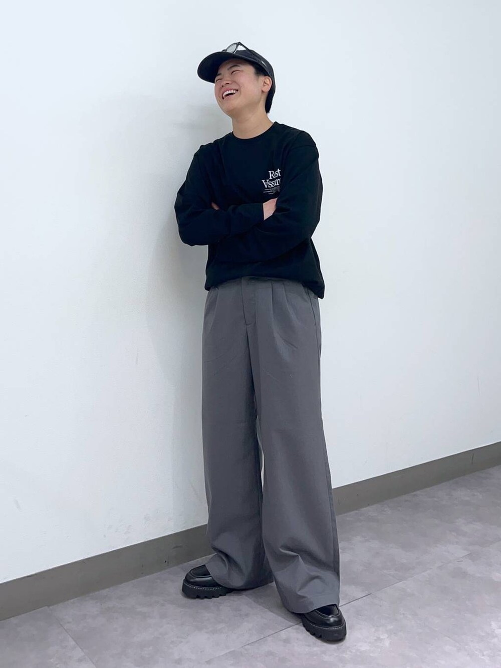 「高見え、リラックス、ベーシック/シンプル、オーバーサイズ、低身長、個性派、ラフ、デート/ロマンティック、差し色コーデ、ワイドパンツ、ロンT、Tシャツ、シャツ、カーディガン、ニット」|「RAGEBLUEのTRストレッチ/バギーワイドパンツ/スラックス(スラックス、グレー系)」を使った、shuさん(メンズ・159cm)の春コーディネートの7枚目の写真