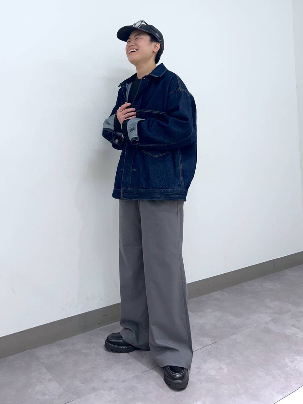 「高見え、リラックス、ベーシック/シンプル、オーバーサイズ、低身長、個性派、ラフ、デート/ロマンティック、差し色コーデ、ワイドパンツ、ロンT、Tシャツ、シャツ、カーディガン、ニット」|「RAGEBLUEのTRストレッチ/バギーワイドパンツ/スラックス(スラックス、グレー系)」を使った、shuさん(メンズ・159cm)の春コーディネートの5枚目の写真
