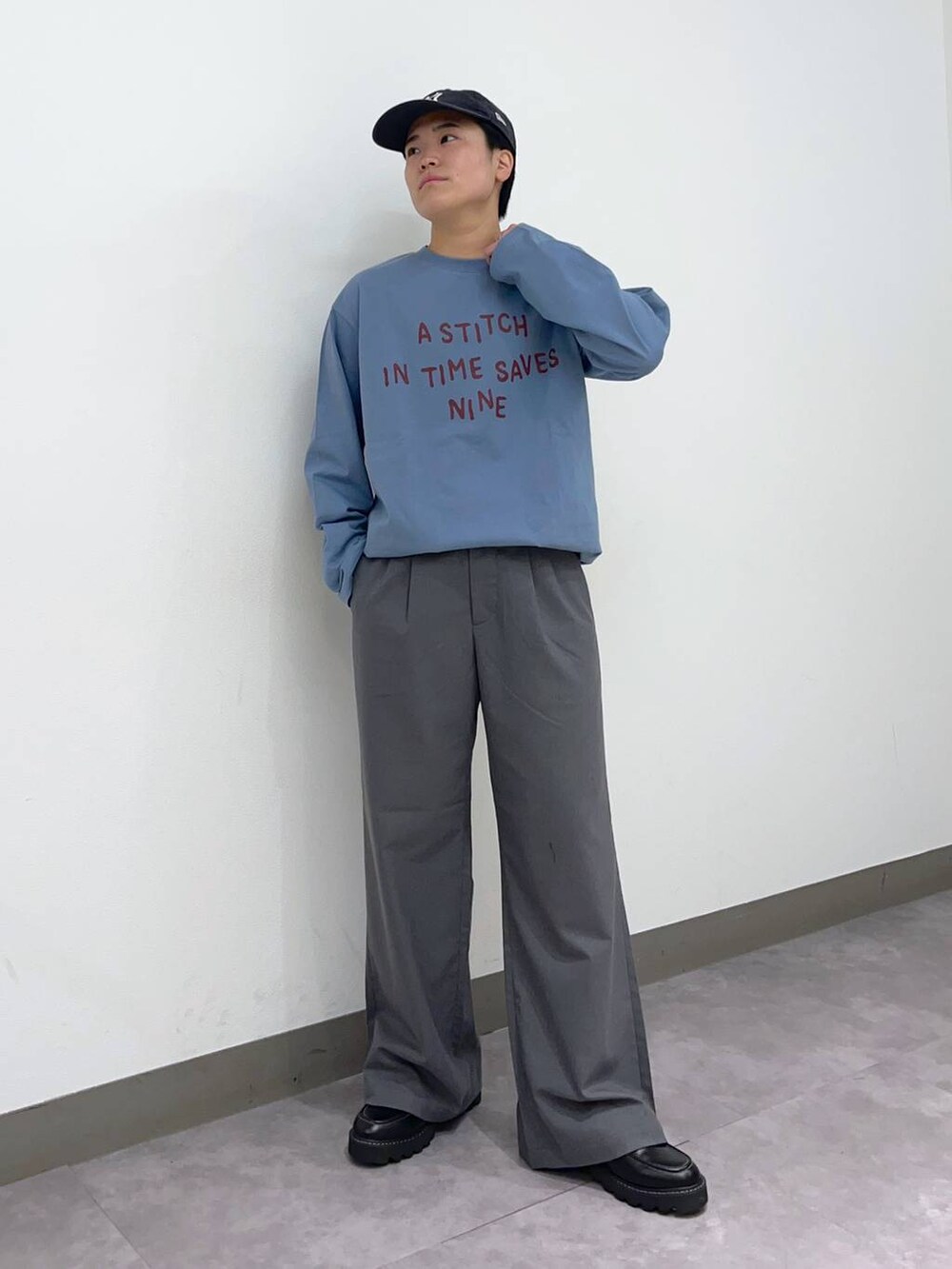 「デート/ロマンティック、差し色コーデ、高見え、リラックス、ベーシック/シンプル、個性派、ラフ、オーバーサイズ、ワイドパンツ、低身長、ロンT、Tシャツ、シャツ、カーディガン、ニット」|「RAGEBLUEのTRストレッチ/バギーワイドパンツ/スラックス(スラックス、グレー系)」を使った、shuさん(メンズ・159cm)の春コーディネートの5枚目の写真