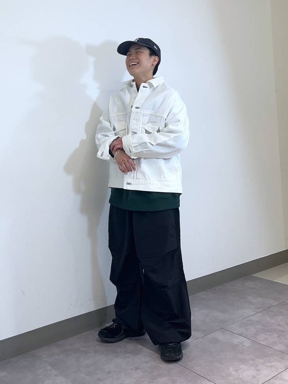 「低身長、個性派、ラフ、デート/ロマンティック、差し色コーデ、高見え、リラックス、ベーシック/シンプル、オーバーサイズ、ワイドパンツ、ロンT、Tシャツ、シャツ、カーディガン、ニット」｜「RAGEBLUEの【Healthknit/ヘルスニット】シンカー無地3Pソックス（ソックス/靴下、その他）」を使った、shuさん（メンズ・159cm）の冬コーディネートの3枚目の写真