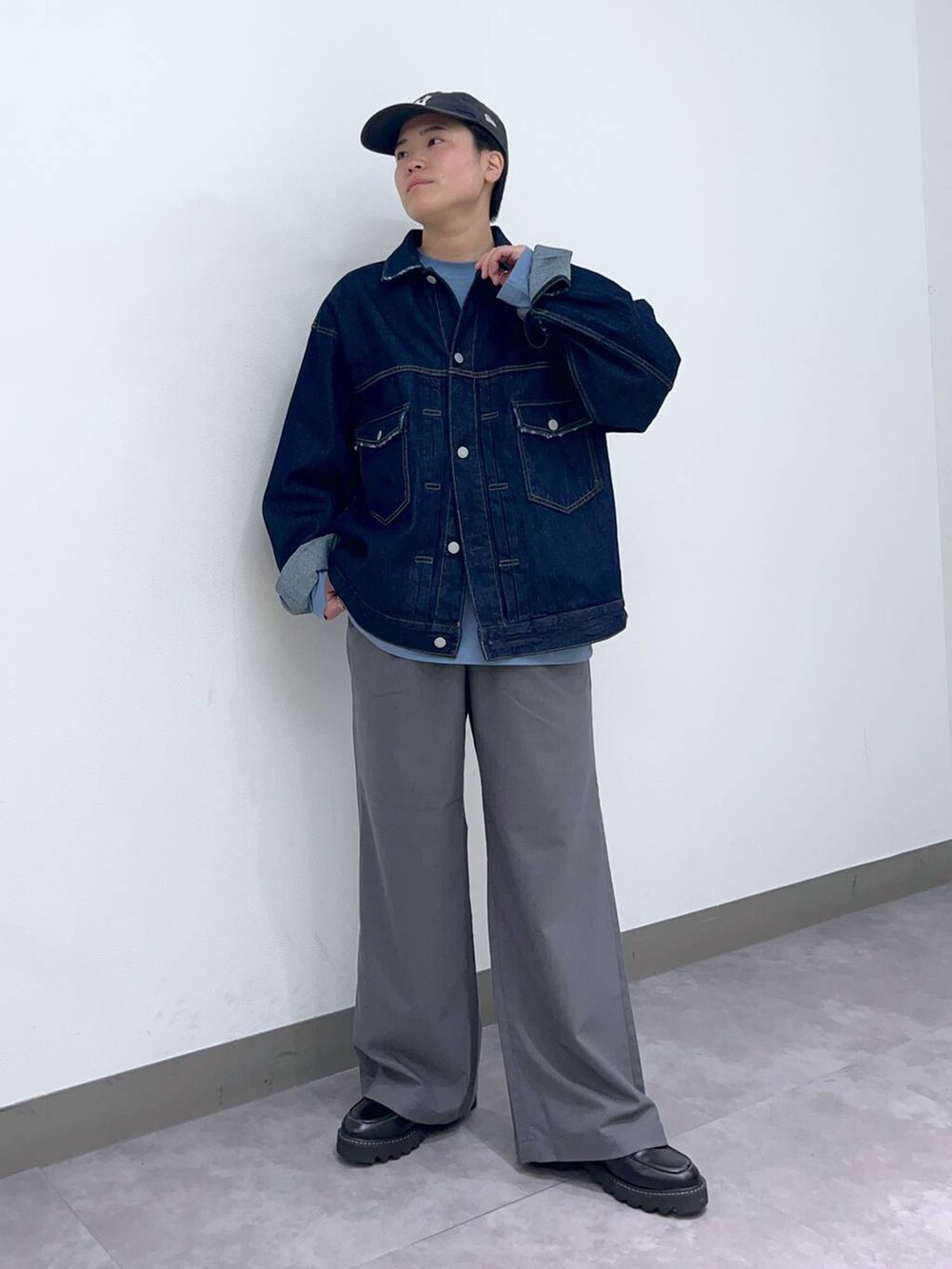 「デート/ロマンティック、差し色コーデ、高見え、リラックス、ベーシック/シンプル、個性派、ラフ、オーバーサイズ、ワイドパンツ、低身長、ロンT、Tシャツ、シャツ、カーディガン、ニット」|「RAGEBLUEのTRストレッチ/バギーワイドパンツ/スラックス(スラックス、グレー系)」を使った、shuさん(メンズ・159cm)の春コーディネートの3枚目の写真