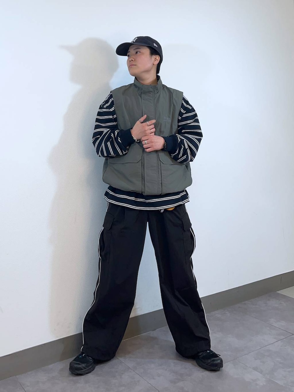 「低身長、個性派、ラフ、デート/ロマンティック、差し色コーデ、高見え、リラックス、ベーシック/シンプル、オーバーサイズ、ワイドパンツ、ロンT、Tシャツ、シャツ、ニット、カジュアル」|「RAGEBLUEの【Healthknit/ヘルスニット】シンカー無地3Pソックス(ソックス/靴下、その他)」を使った、shuさん(メンズ・159cm)の冬コーディネートの5枚目の写真