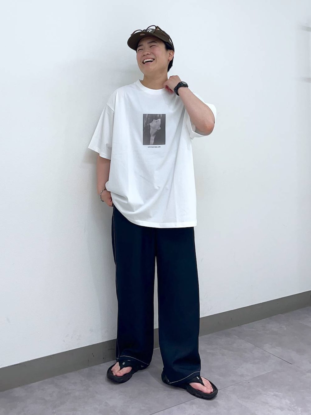 「夏コーデ、低身長、個性派、ラフ、デート/ロマンティック、差し色コーデ、高見え、リラックス、ベーシック/シンプル、オーバーサイズ、ワイドパンツ、ロンT、Tシャツ、シャツ、キャップ」|「RAGEBLUEのデザインメタルリング(リング、その他)」を使った、shuさん(メンズ・159cm)の夏コーディネートの2枚目の写真