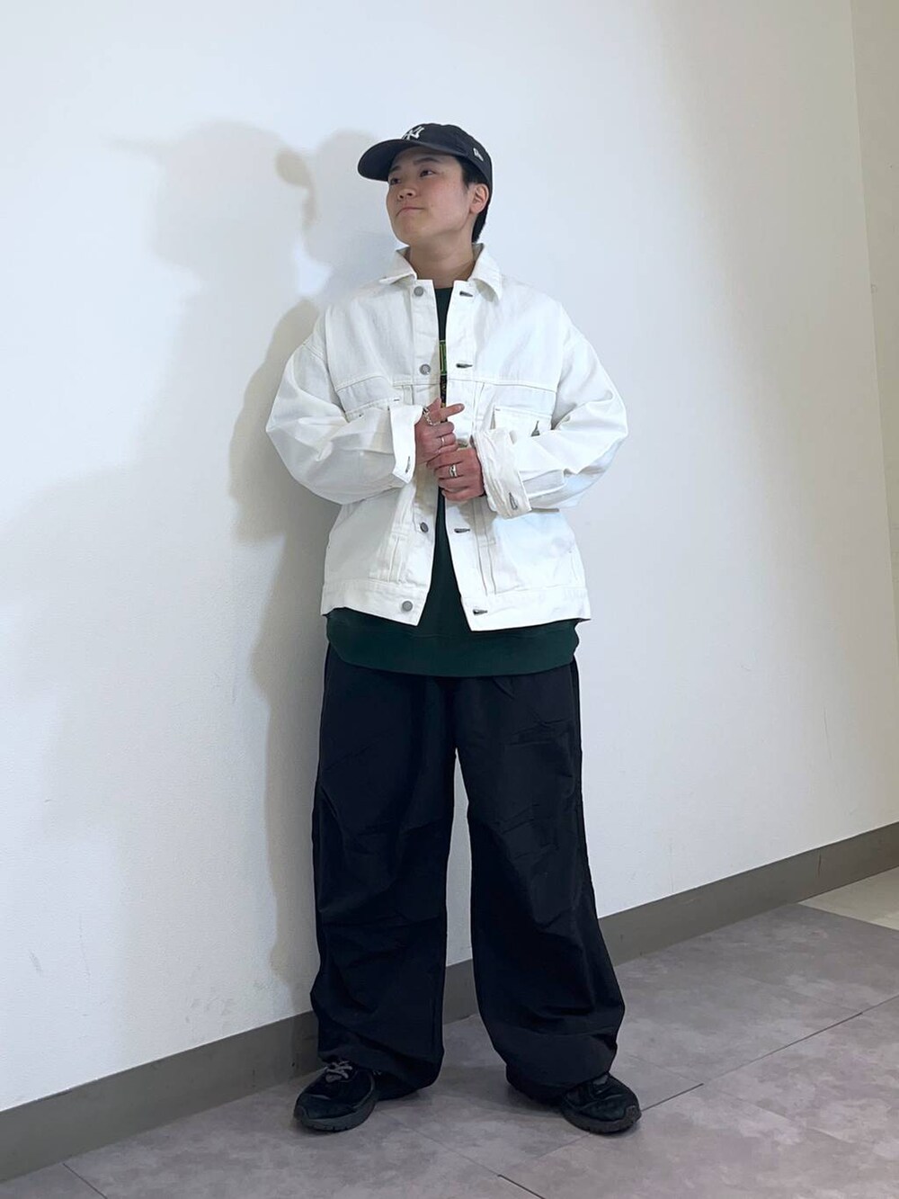 「低身長、個性派、ラフ、デート/ロマンティック、差し色コーデ、高見え、リラックス、ベーシック/シンプル、オーバーサイズ、ワイドパンツ、ロンT、Tシャツ、シャツ、カーディガン、ニット」｜「RAGEBLUEの【Healthknit/ヘルスニット】シンカー無地3Pソックス（ソックス/靴下、その他）」を使った、shuさん（メンズ・159cm）の冬コーディネートの2枚目の写真