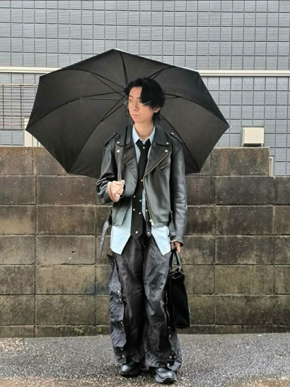 「今日のコーデ、ネクタイ、シャツスタイル、ライダース、レザー、メガネ男子、低身長、きれいめカジュアル、キレイめ、カジュアル、モード、雨の日コーデ、トートバッグ、革靴、古着」｜「usedのアイテム（ライダースジャケット、ブラック系）」を使った、kireiraさん（メンズ・168cm）の春コーディネートの2枚目の写真