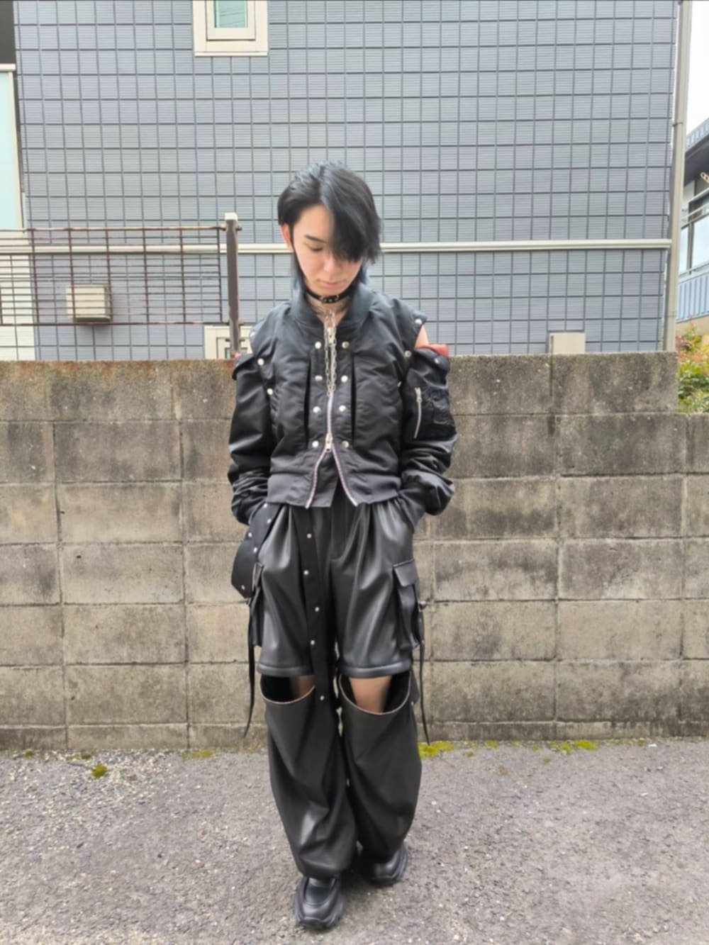 「MA-1、ミリタリー、カーゴパンツ、レザー、革靴、オールブラック、チョーカー、春コーデ、低身長、今日のコーデ、カジュアル、きれいめカジュアル、モード、ストリート、モードストリート」｜「GRANCYの【GRANCY】Volume LayeredDesign MA-1 / ボリュームレイヤードデザインMA-1（MA-1、ブラック系）」を使った、kireiraさん（メンズ・168cm）の春コーディネートの2枚目の写真