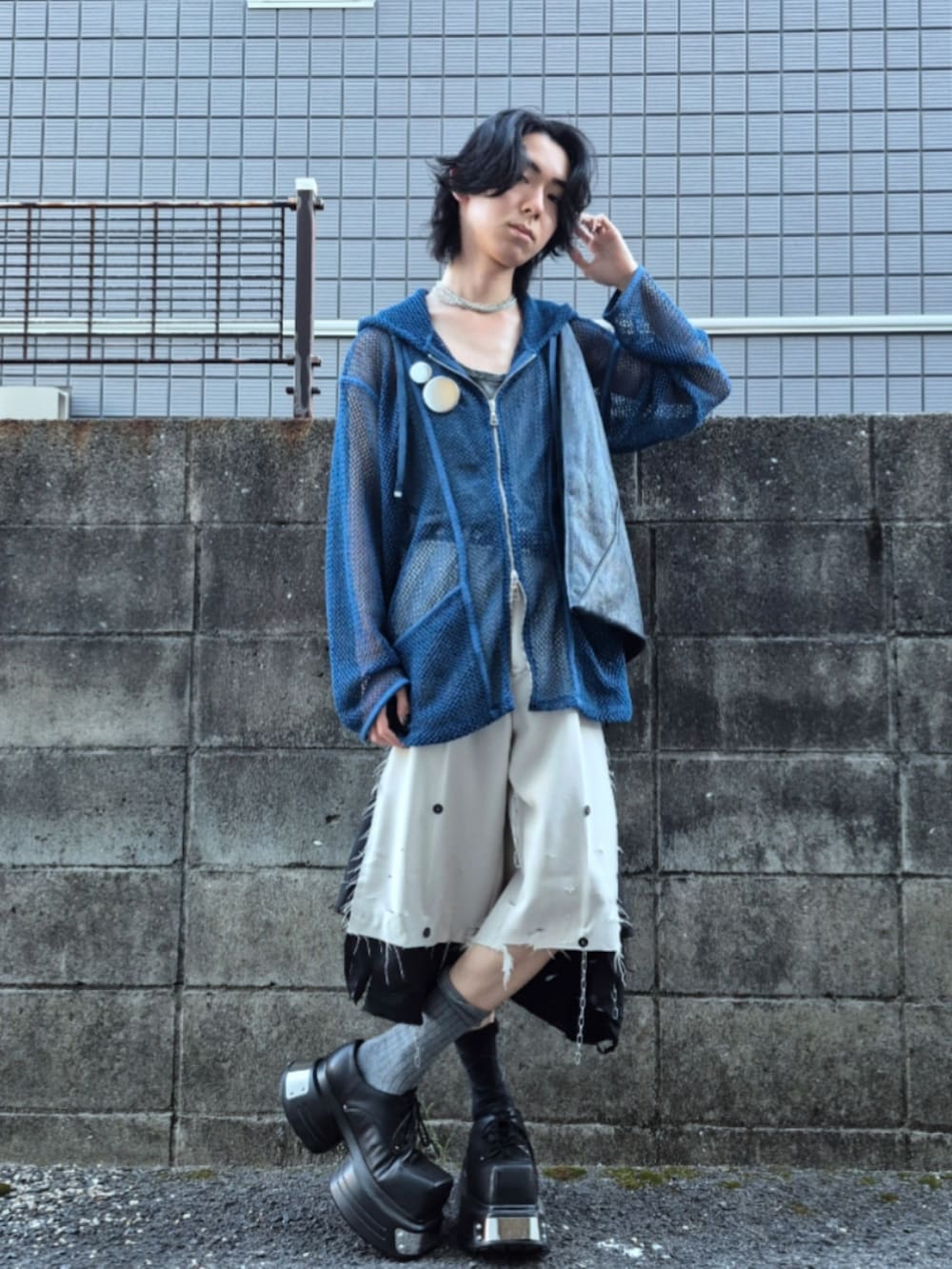 ブラック系のドレスシューズ、グレー系のその他パンツ、ブルー系のパーカーを着用したメンズの夏コーディネートの2枚目の写真