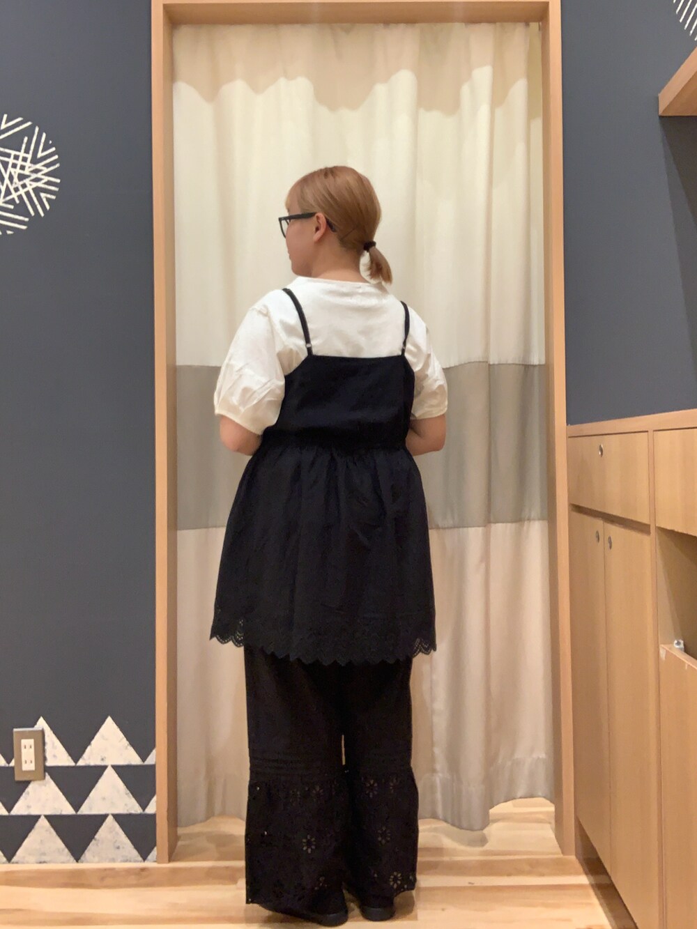 ブラック系のキャミソール、ホワイト系のTシャツ/カットソー、ブラック系のその他パンツを着用したレディースの春コーディネートの2枚目の写真