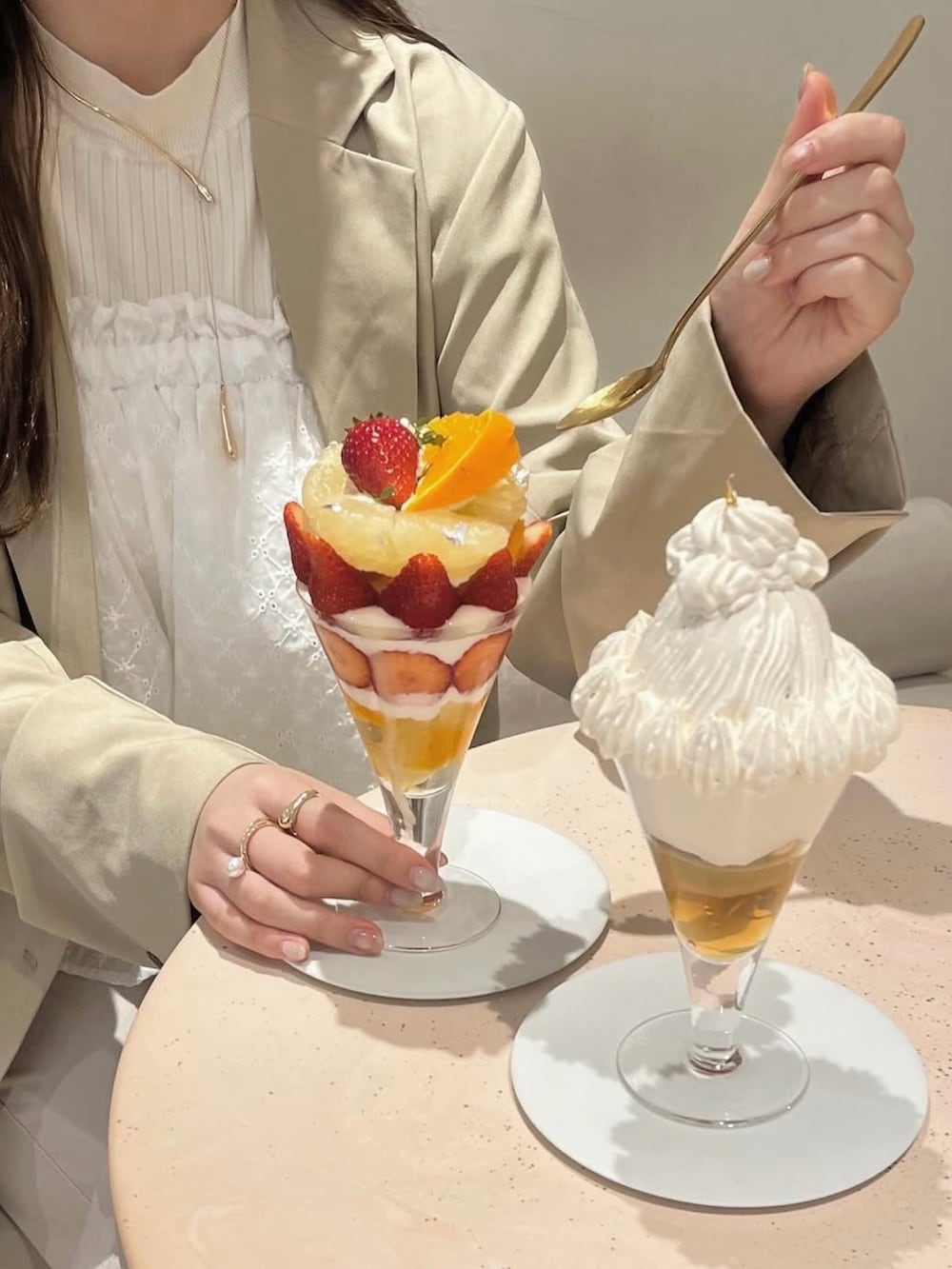 「大人カジュアルコーデ、オトナカワイイ、休日コーデ、骨格ストレート、春ファッション、ジャケットコーデ、パンツスタイル、プチプラ」｜「GUのアイテム（パンツ、ベージュ系）」を使った、れいぴ🐥🍨さん（骨格ストレート・レディース・158cm）の春コーディネートの2枚目の写真