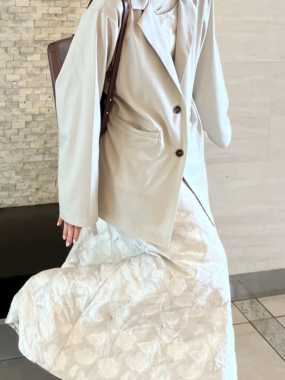 「春服コーデ、オトナカワイイ、大人かわいい、ホワイトコーデ、ワントーンコーデ、ジャケット、キレイめ、春コーデ」｜「tiptopのテーラードジャケット（テーラードジャケット、ホワイト系）」を使った、れいぴ🐥🍨さん（骨格ストレート・レディース・158cm）の春コーディネートの2枚目の写真