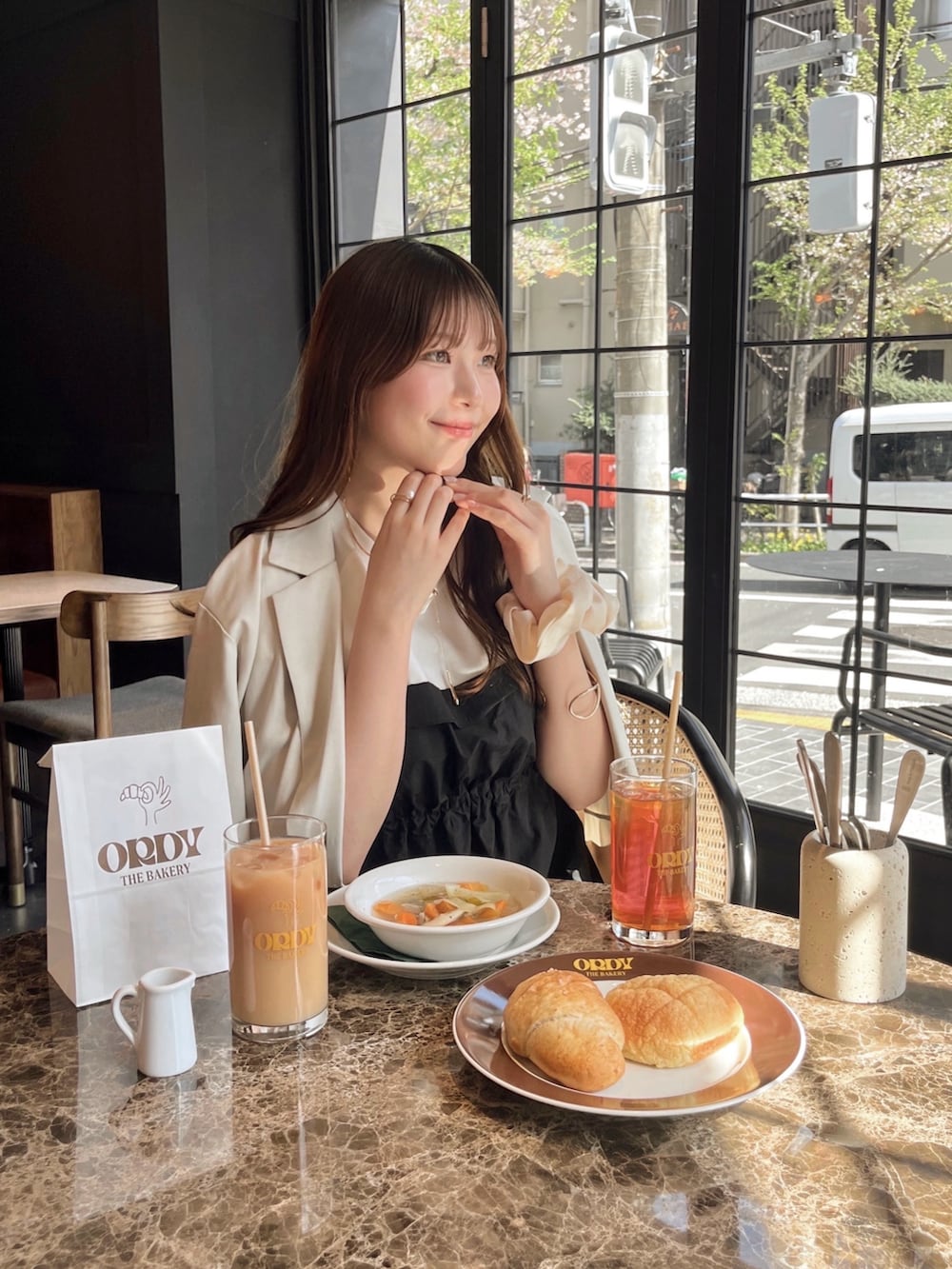 「大人可愛い、オトナカワイイ、モノトーン、ジャケット、黒ワンピ、骨格ストレート」｜「classicalelfの春夏に大活躍！大人カジュアルでモードな印象に。ビスチェドッキングワンピース(無地＆ボーダー柄)（ワンピース、ホワイト系）」を使った、れいぴ🐥🍨さん（骨格ストレート・レディース・158cm）の春コーディネートの2枚目の写真