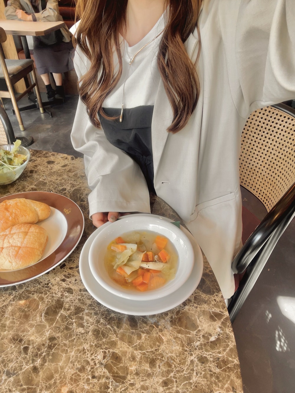 「大人可愛い、オトナカワイイ、モノトーン、ジャケット、黒ワンピ、骨格ストレート」｜「classicalelfの春夏に大活躍！大人カジュアルでモードな印象に。ビスチェドッキングワンピース(無地＆ボーダー柄)（ワンピース、ホワイト系）」を使った、れいぴ🐥🍨さん（骨格ストレート・レディース・158cm）の春コーディネートの3枚目の写真