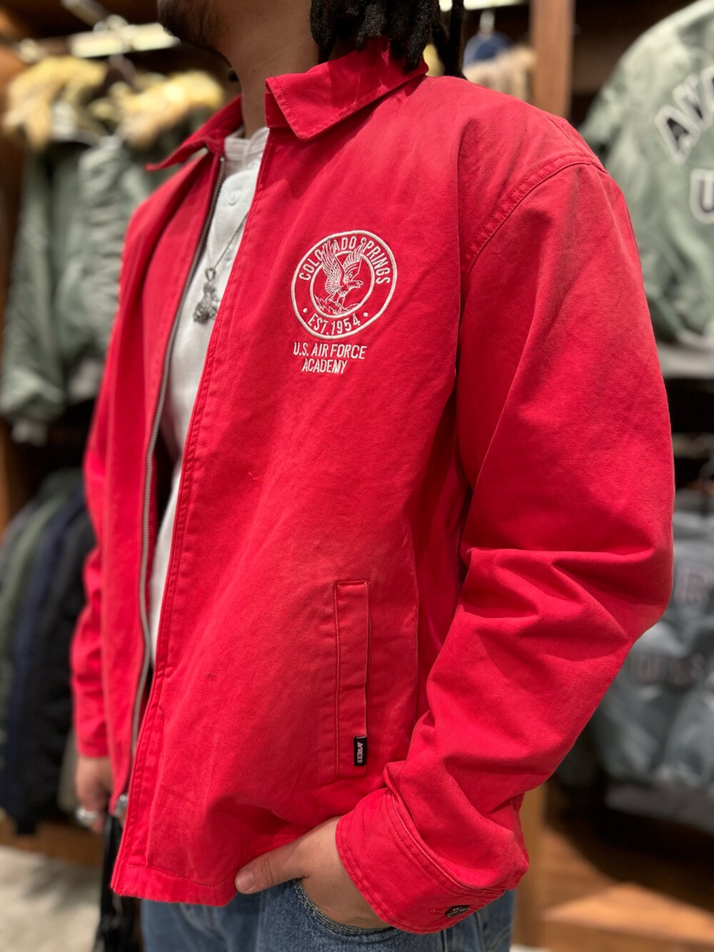 ホワイト系のTシャツ/カットソー、ブラック系のトートバッグを着用したメンズの冬コーディネートの2枚目の写真